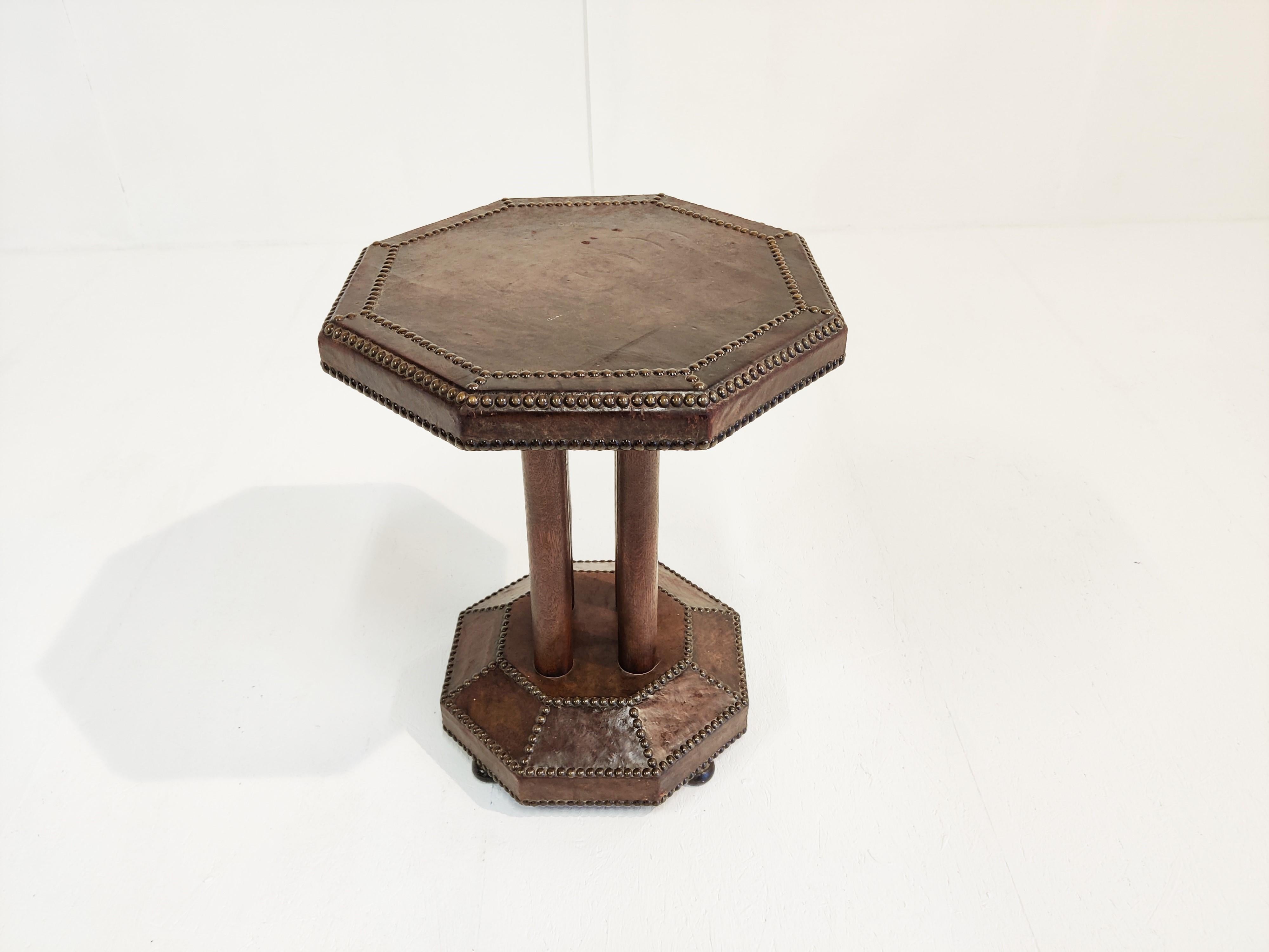 Milieu du XXe siècle Table d'appoint Art déco en cuir clouté, années 1930 en vente