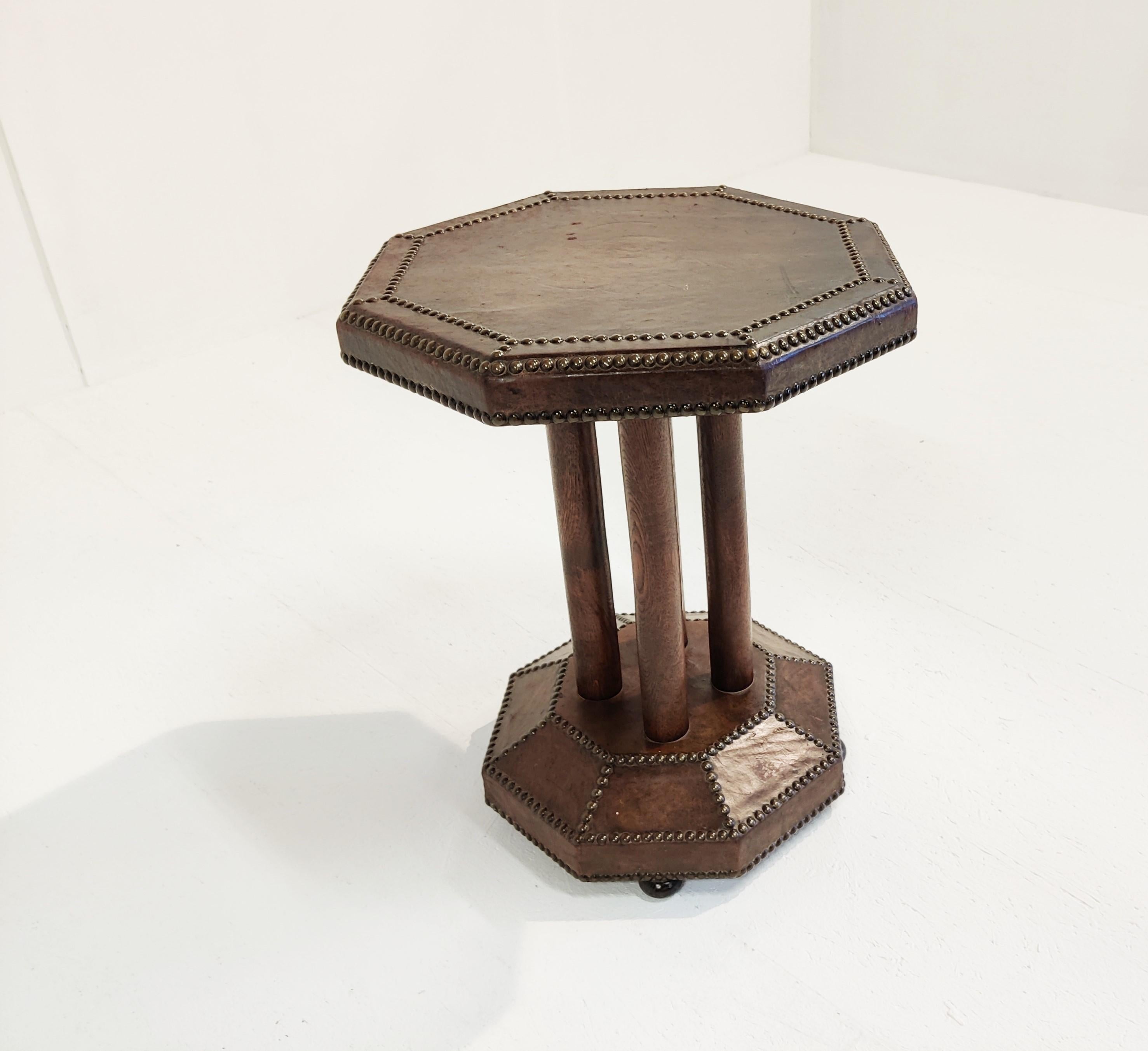 Cuir Table d'appoint Art déco en cuir clouté, années 1930 en vente