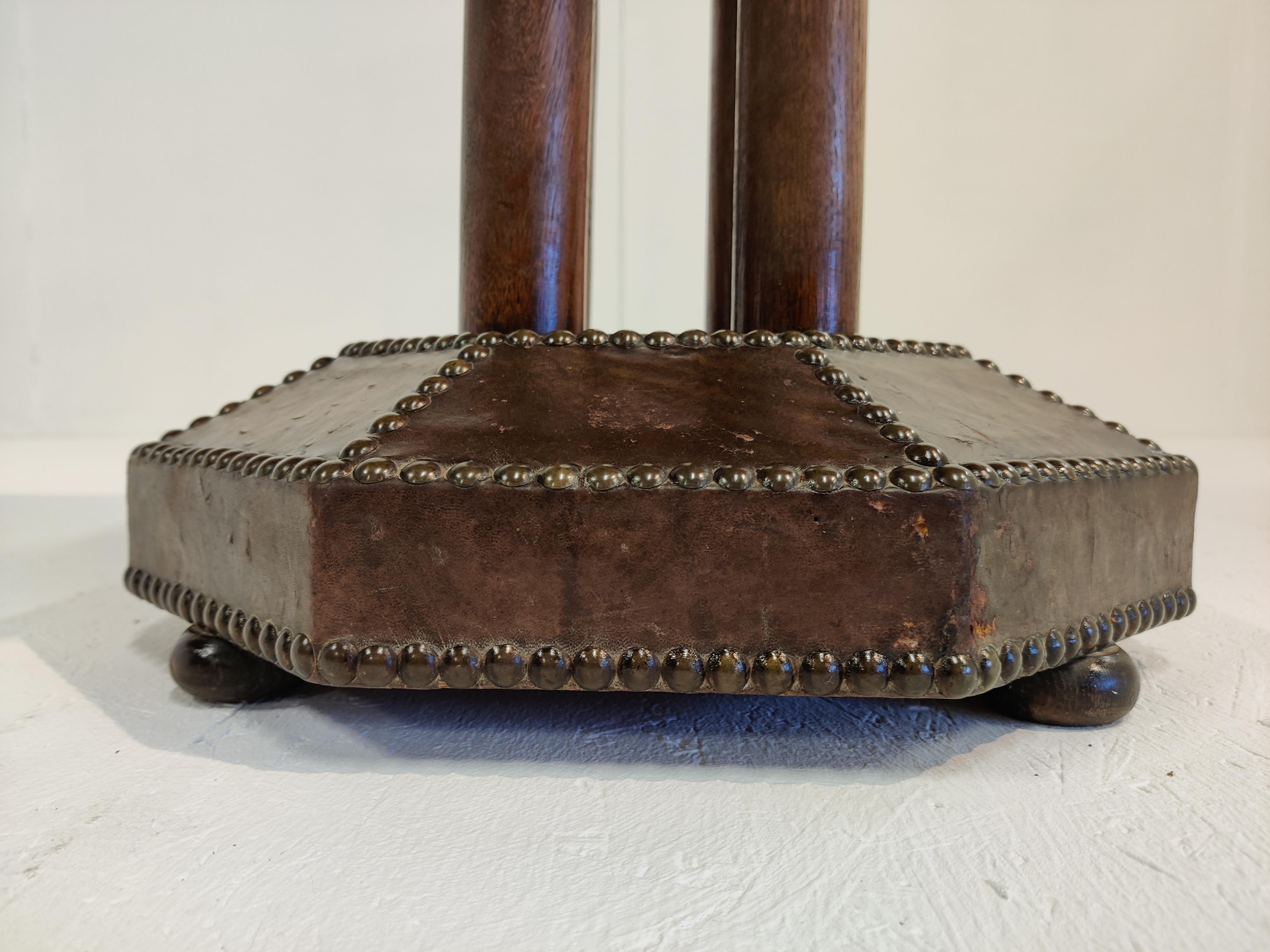 Table d'appoint Art déco en cuir clouté, années 1930 en vente 2
