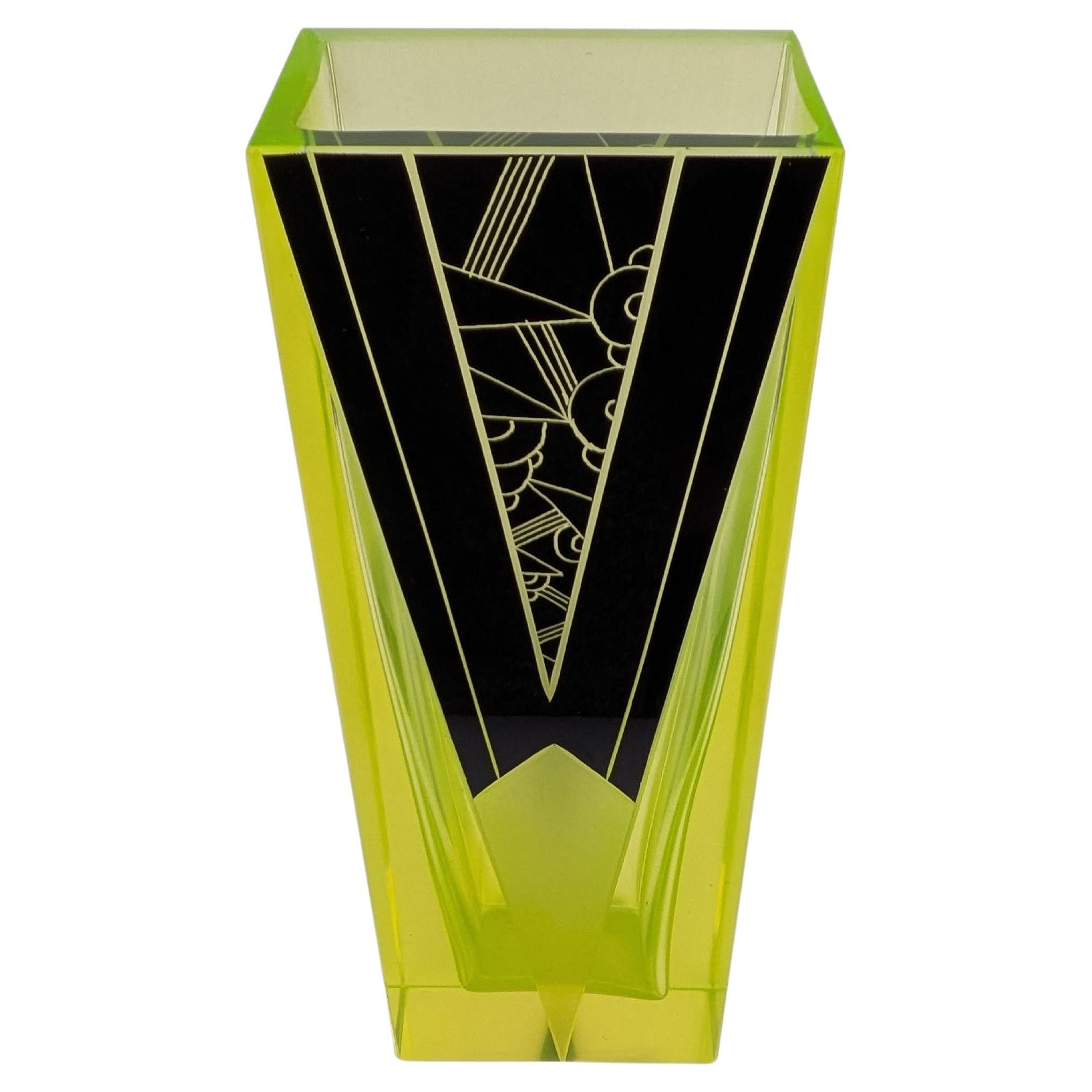 Atemberaubende Vase aus Uranium und schwarzer Emaille im Art déco-Stil im Angebot 4