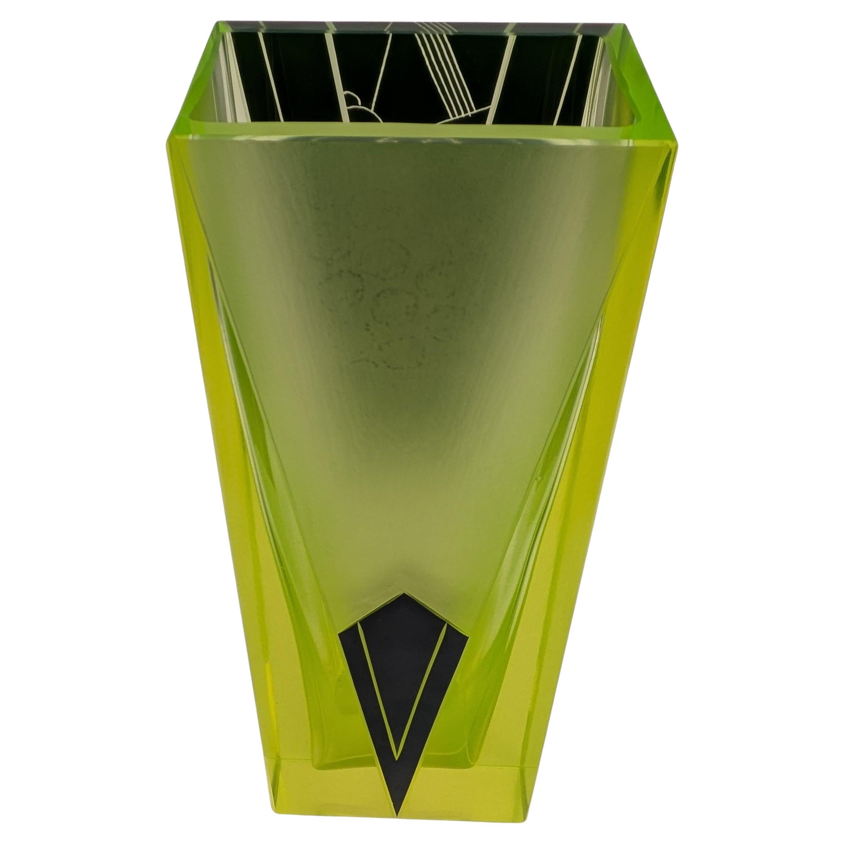 Atemberaubende Vase aus Uranium und schwarzer Emaille im Art déco-Stil (Tschechisch) im Angebot
