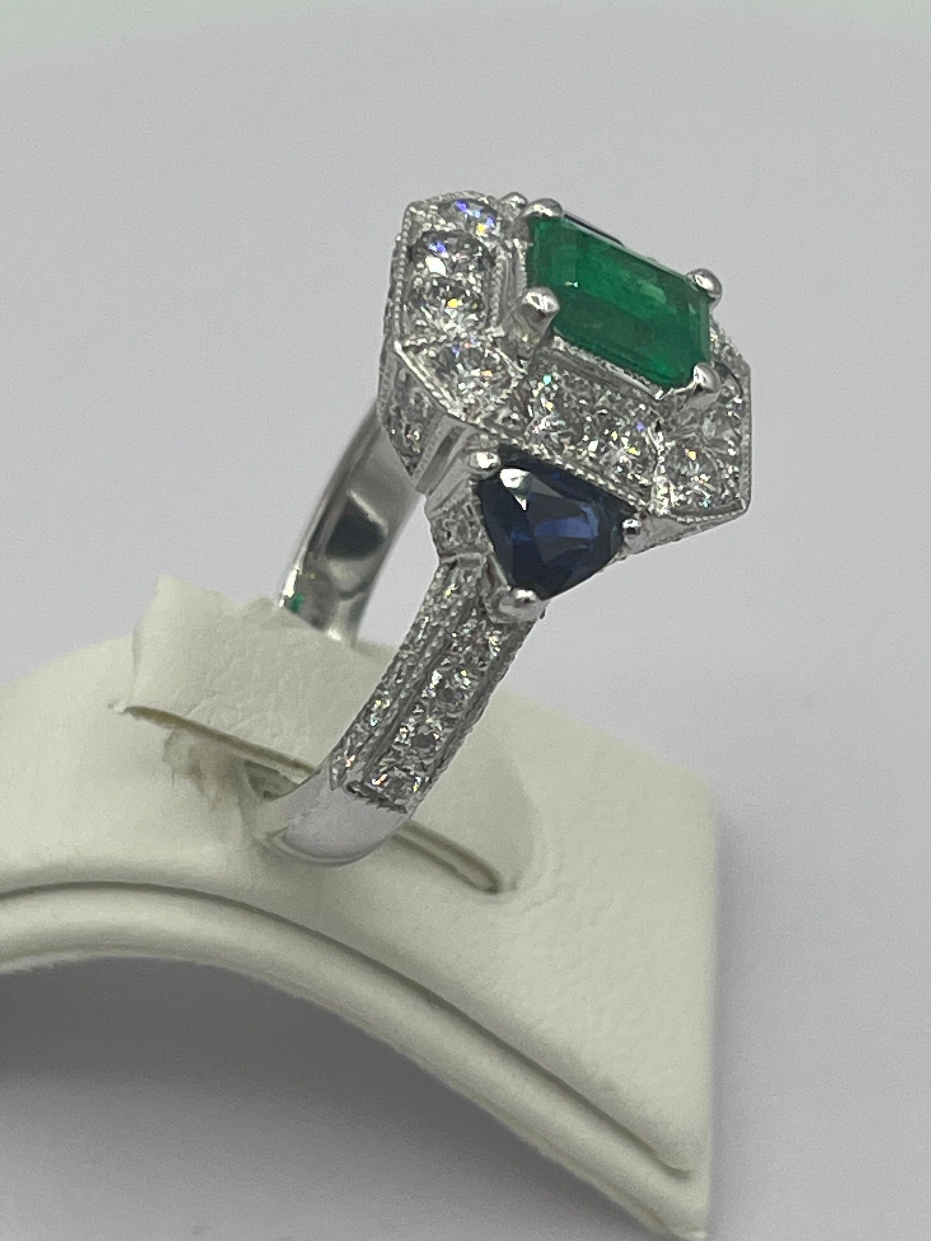 Platinum hallmarked PL 950
0,91 ct emerald colombia
1,02 ct sapphire
1,54 ct diamond
size 55,5
weight 11 gram