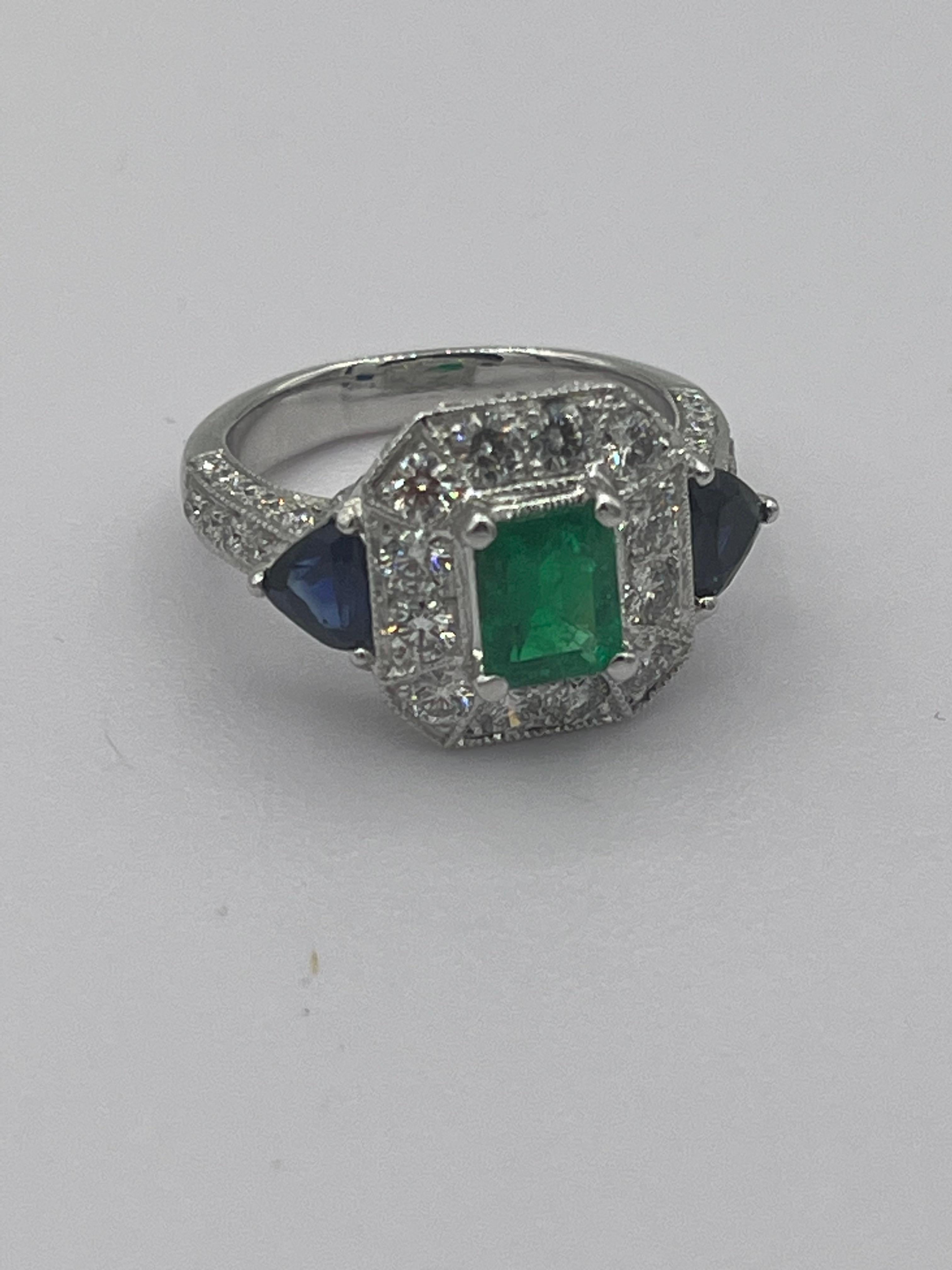 Art Deco Styl  Colombia Emerald Diamond Sapphire Ring Platinum In New Condition For Sale In Bad Kissingen, DE