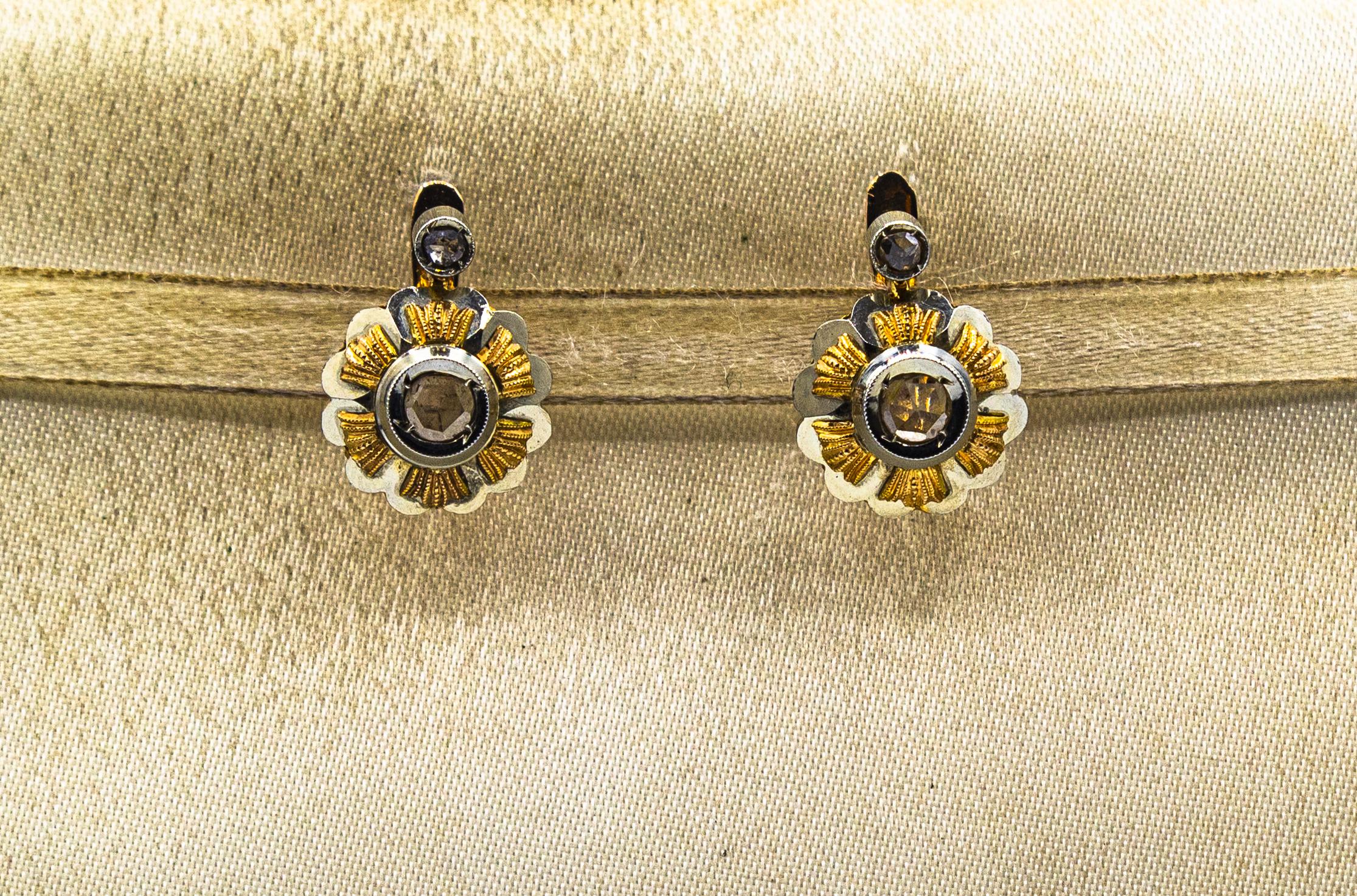 Diese Ohrringe sind aus 18K Gelbgold und 18K Weißgold gefertigt.
Diese Ohrringe bestehen aus 0,40 Karat weißen Diamanten im Rosenschliff.
Diese Ohrringe sind vom Art déco inspiriert.

Alle unsere Ohrringe haben Stifte für gepiercte Ohren, aber wir