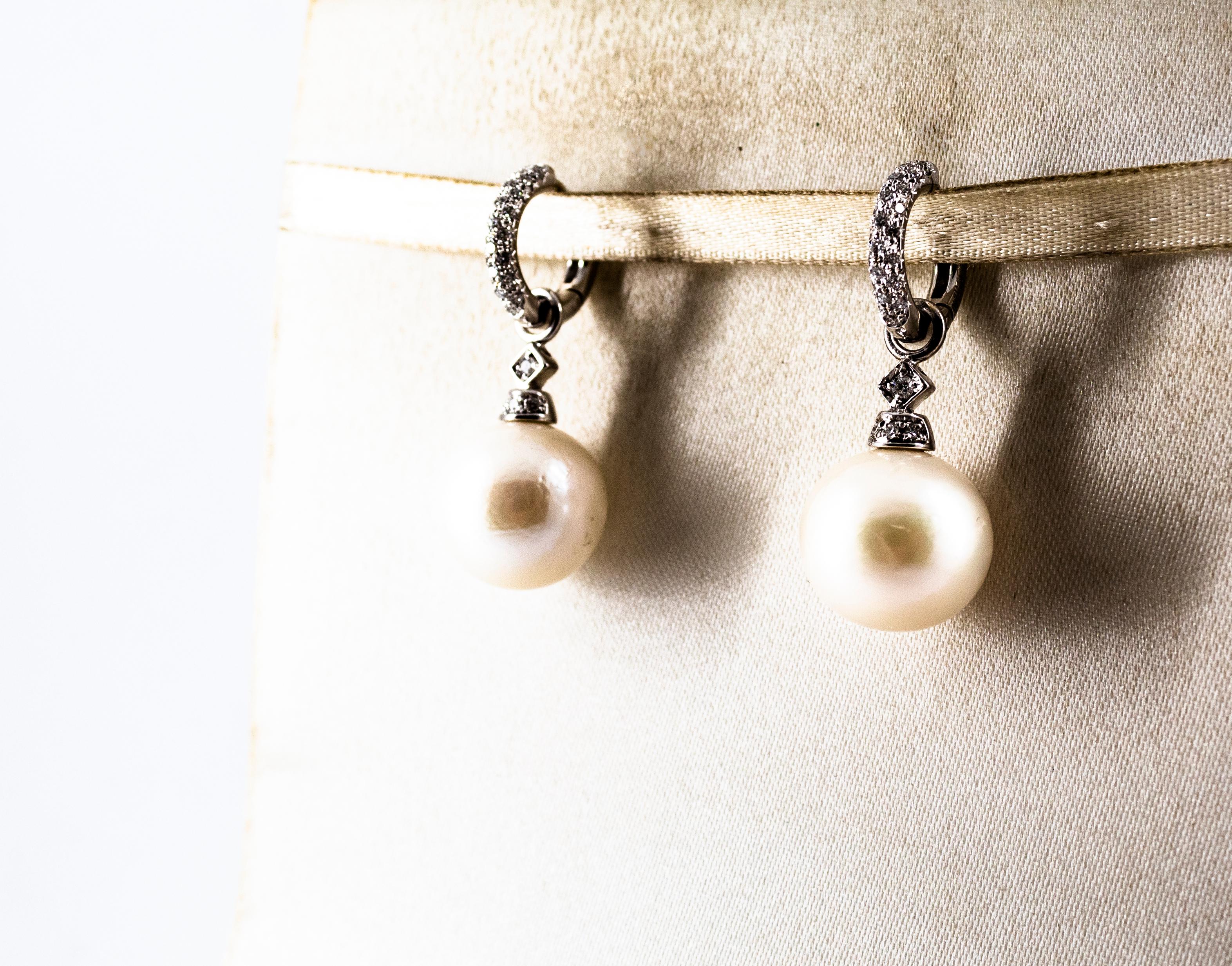 Weißgoldene Ohrringe im Art-déco-Stil mit 0,45 Karat weißem Diamanten im Brillantschliff und Perlen für Damen oder Herren im Angebot