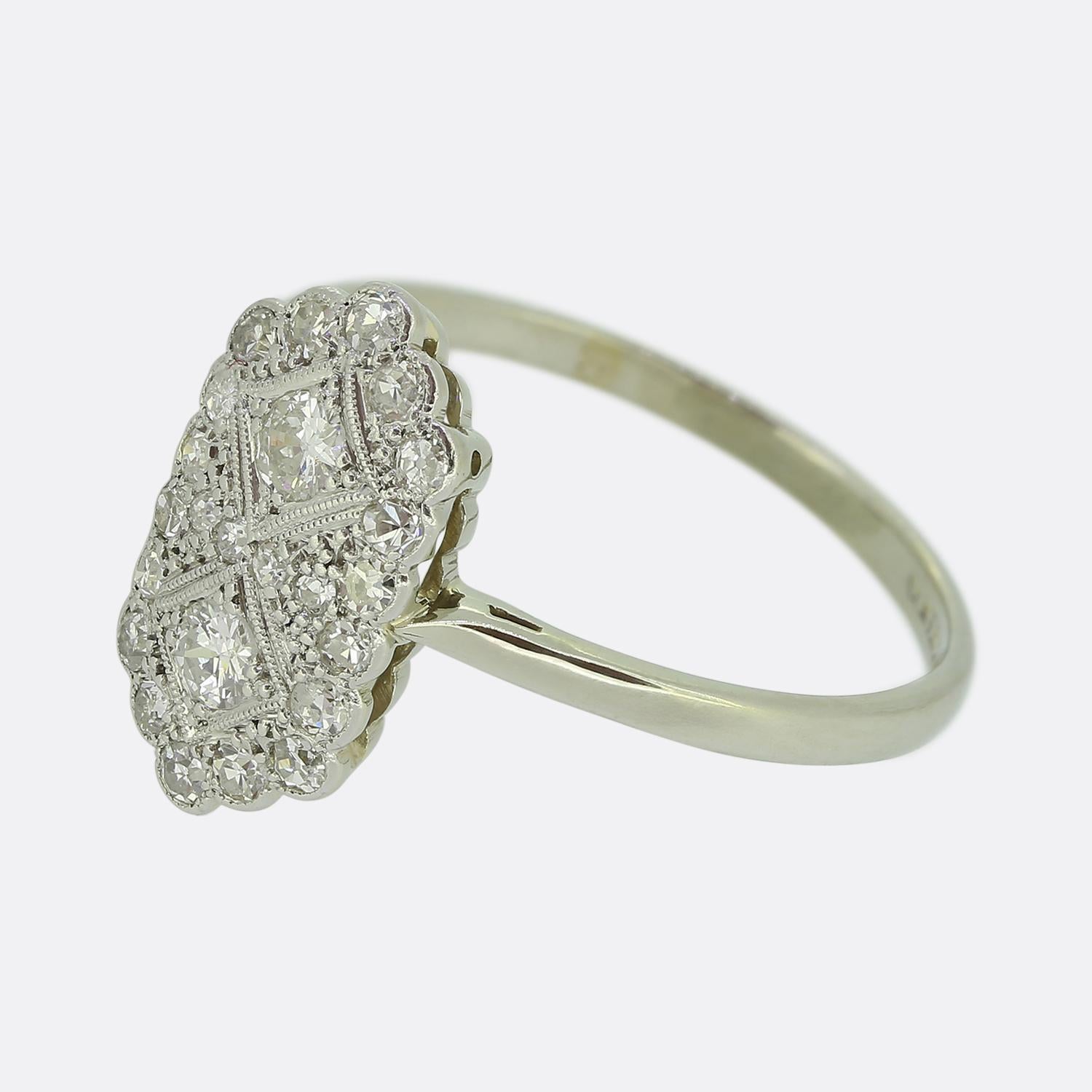 Ecco un anello con placca di diamanti che rende omaggio in modo eccellente a uno stile diffuso durante il movimento Art Déco. Realizzato in una miscela di oro bianco e platino da 18 carati, questo elegante gioiello presenta una coppia di diamanti