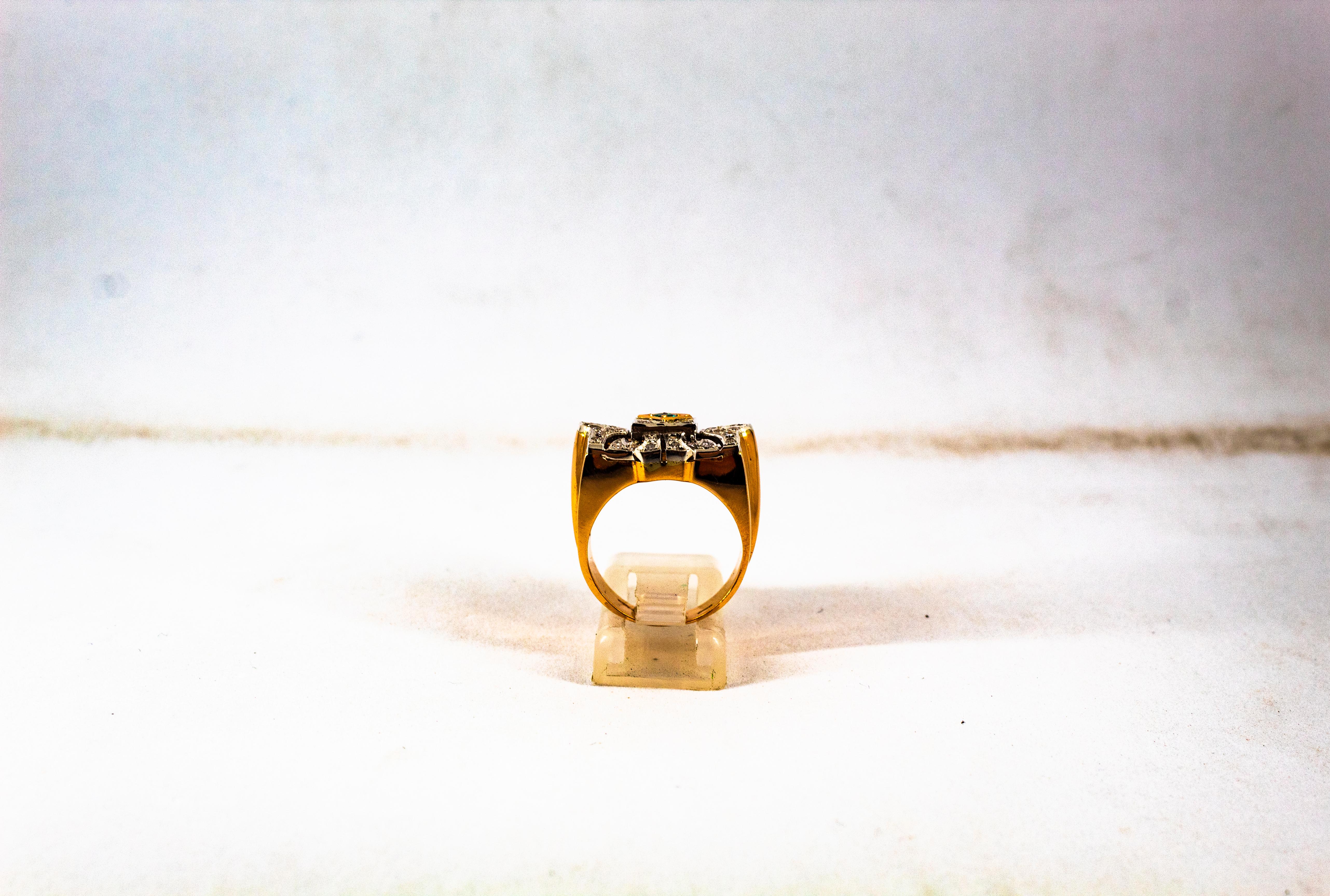 Art Deco-Cocktailring mit 0.60 Karat weißem Diamant und Smaragd aus Gelbgold im Angebot 1