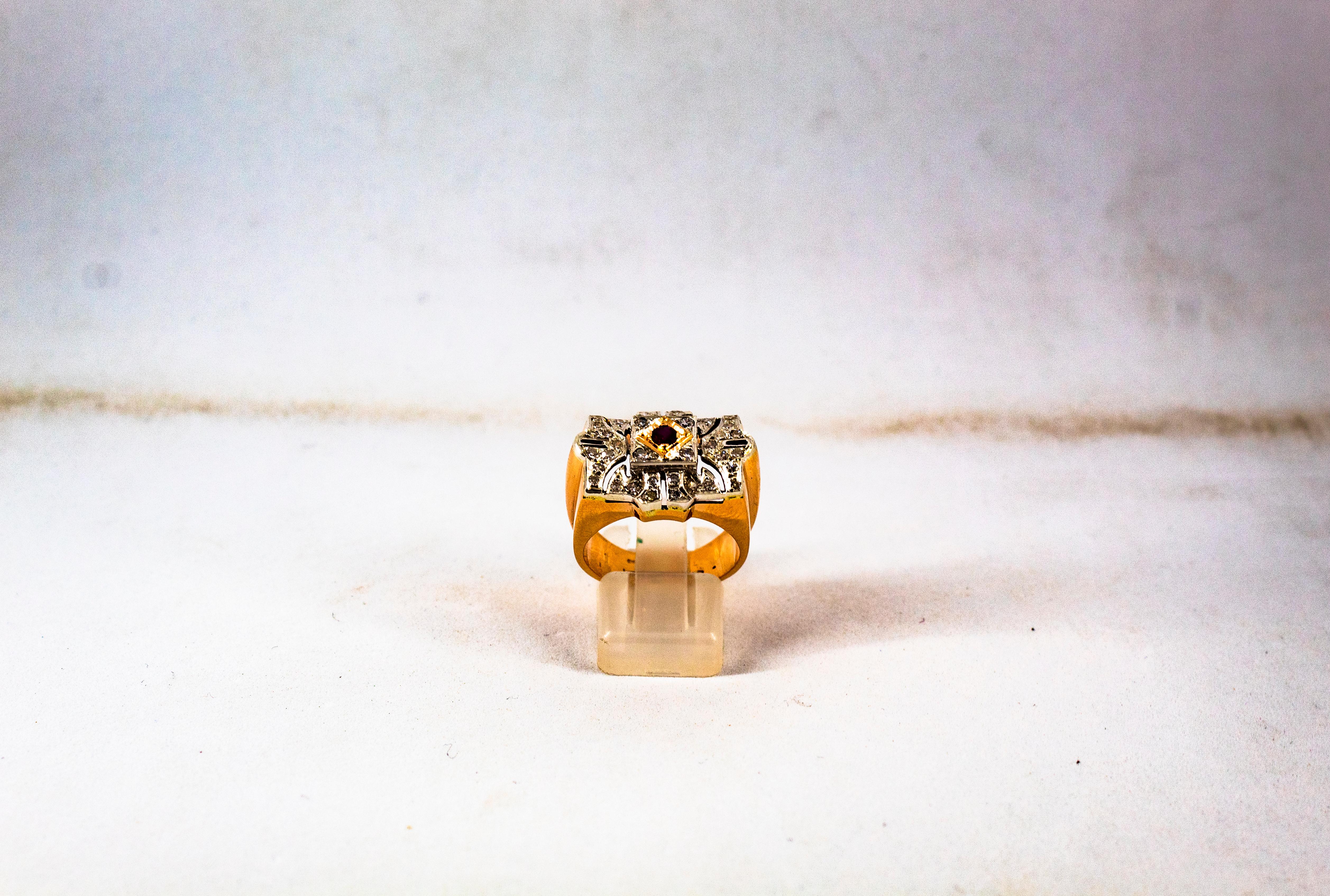 Anello da cocktail in oro giallo con diamante bianco e rubino in stile Art Deco da 0,60 carati In condizioni Nuovo in vendita a Naples, IT