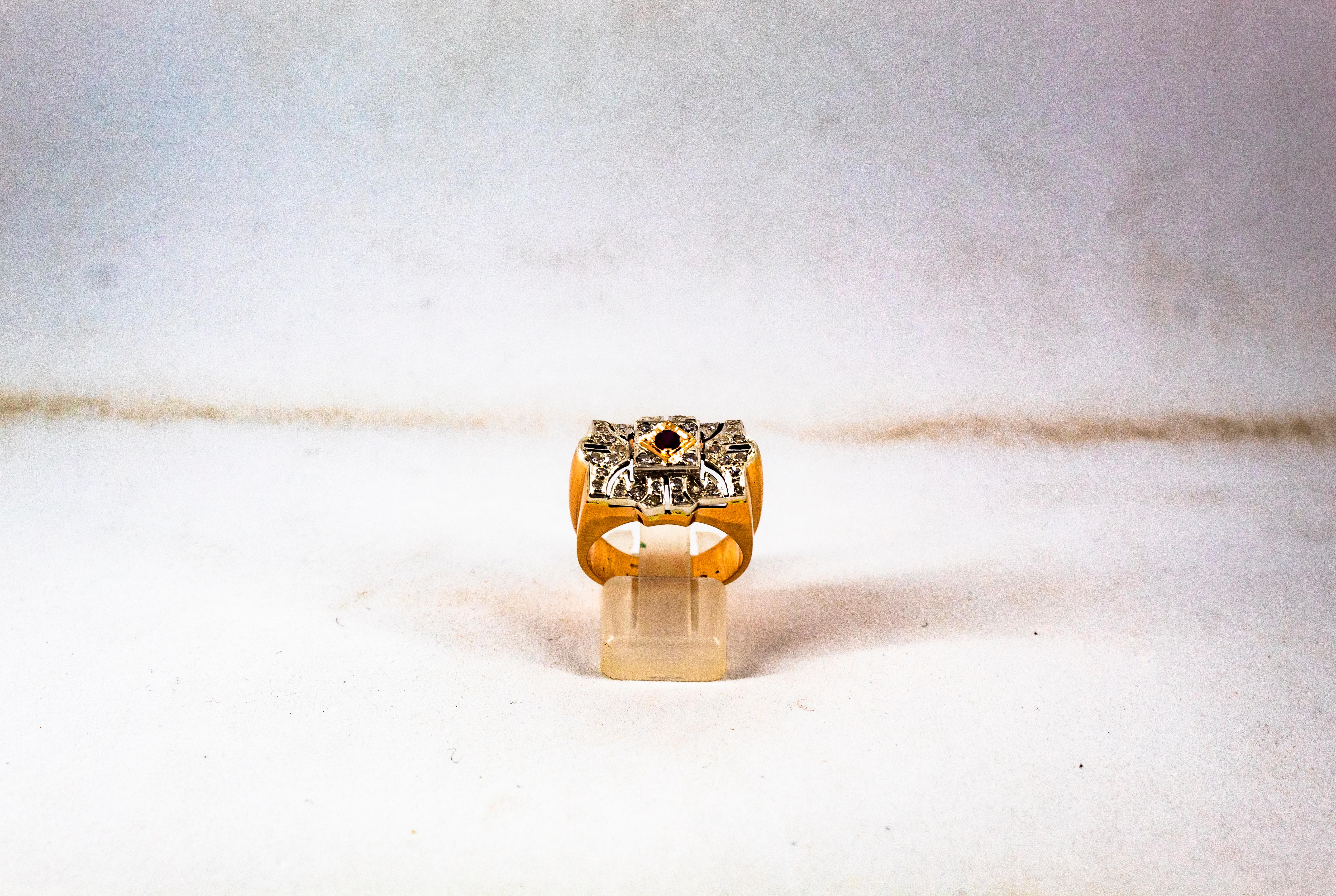 da uomo o donna Anello da cocktail in oro giallo con diamante bianco e rubino in stile Art Deco da 0,60 carati in vendita