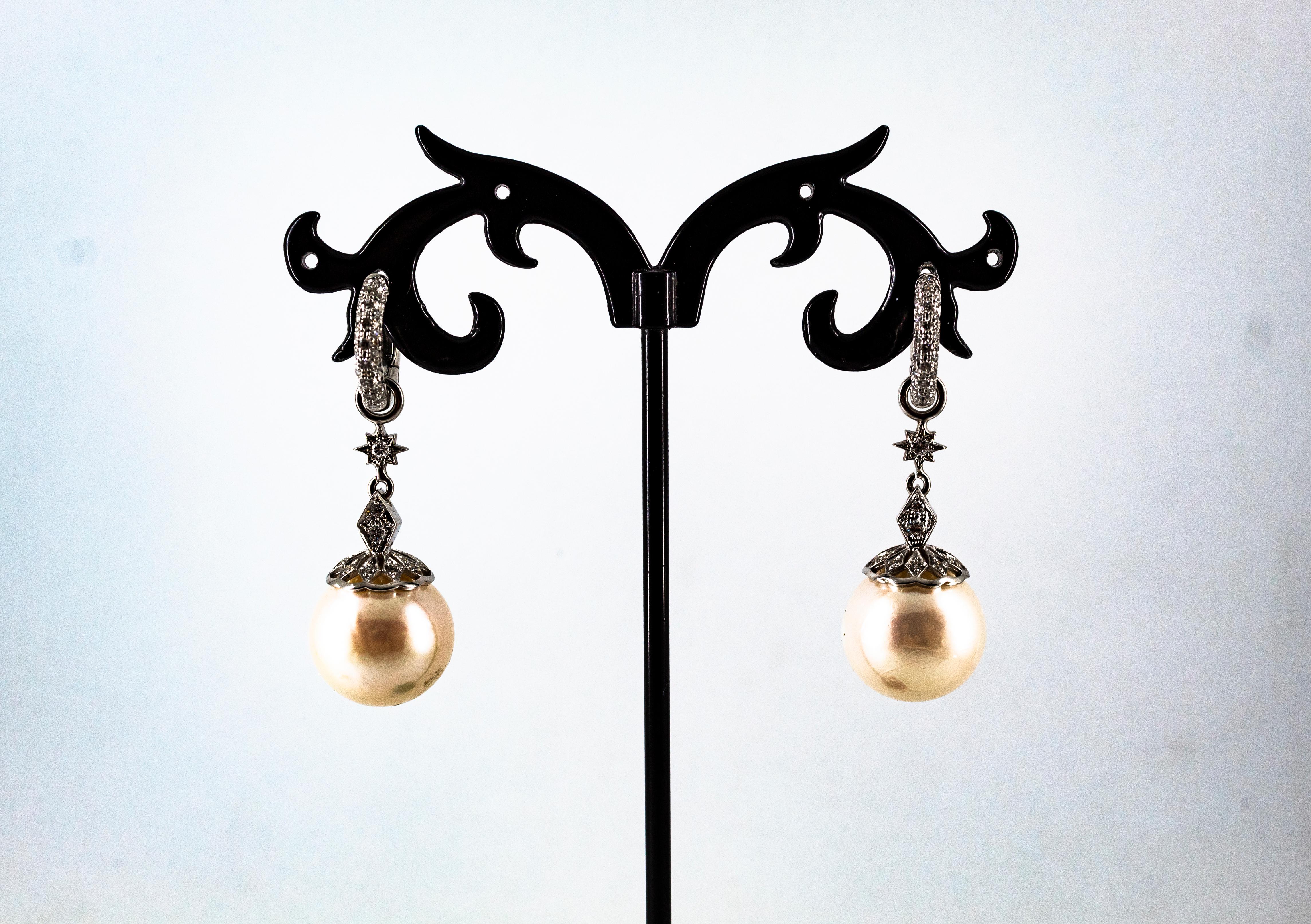 Orecchini in oro bianco con diamante rotondo moderno da 0,60 carati in stile Art Déco in vendita 1