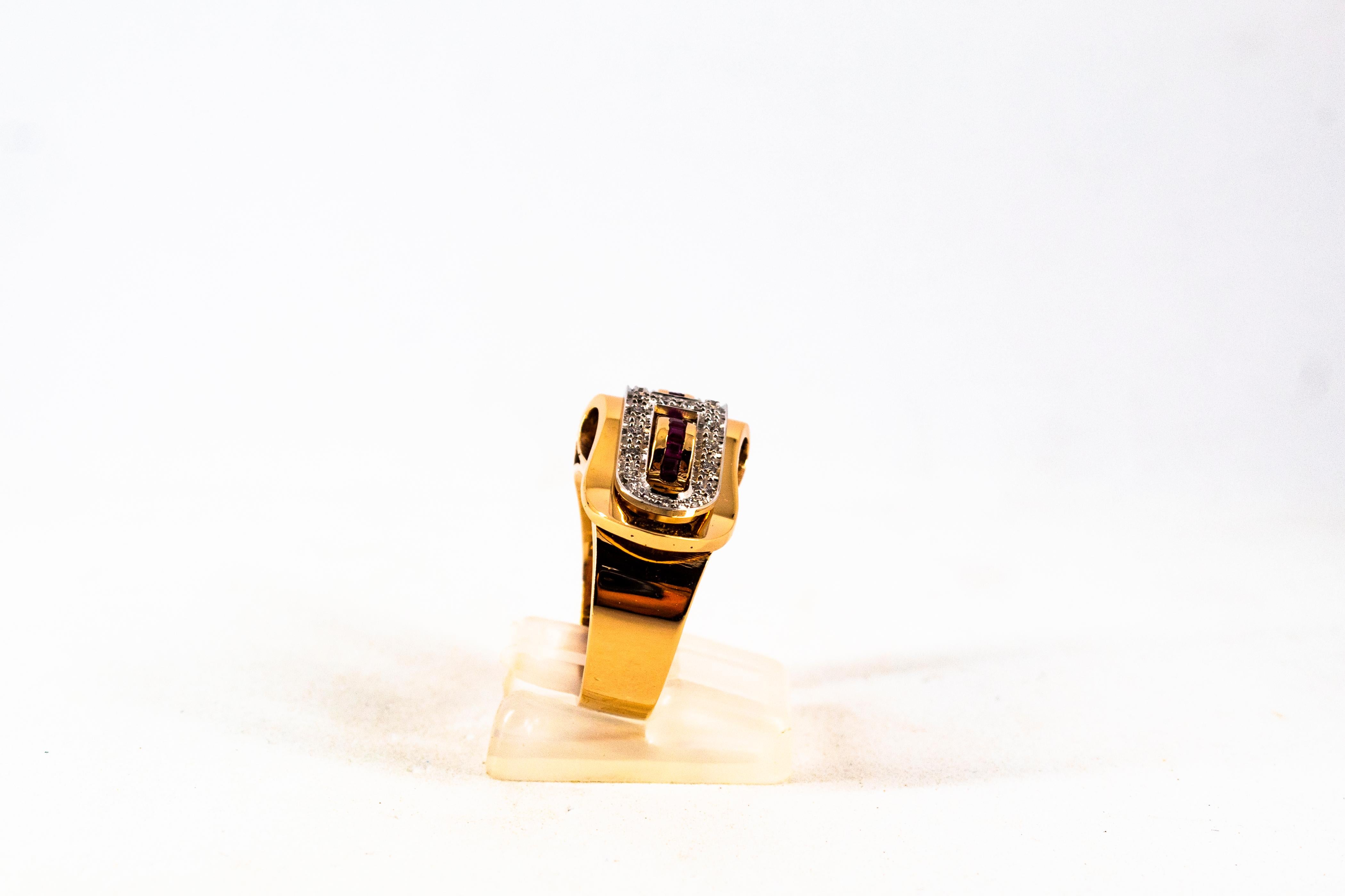 Taglio brillante Anello in oro giallo con diamanti bianchi taglio carré da 0,62 carati e rubino in stile Art Deco in vendita