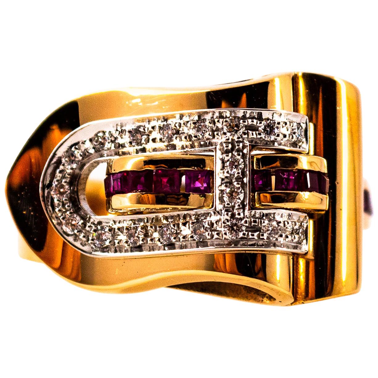 Anello in oro giallo con diamanti bianchi taglio carré da 0,62 carati e rubino in stile Art Deco in vendita