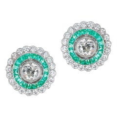 Style Art Déco 0.70 Ct. Boucles d'oreilles composées de diamants et d'émeraudes en serti Channel, platine