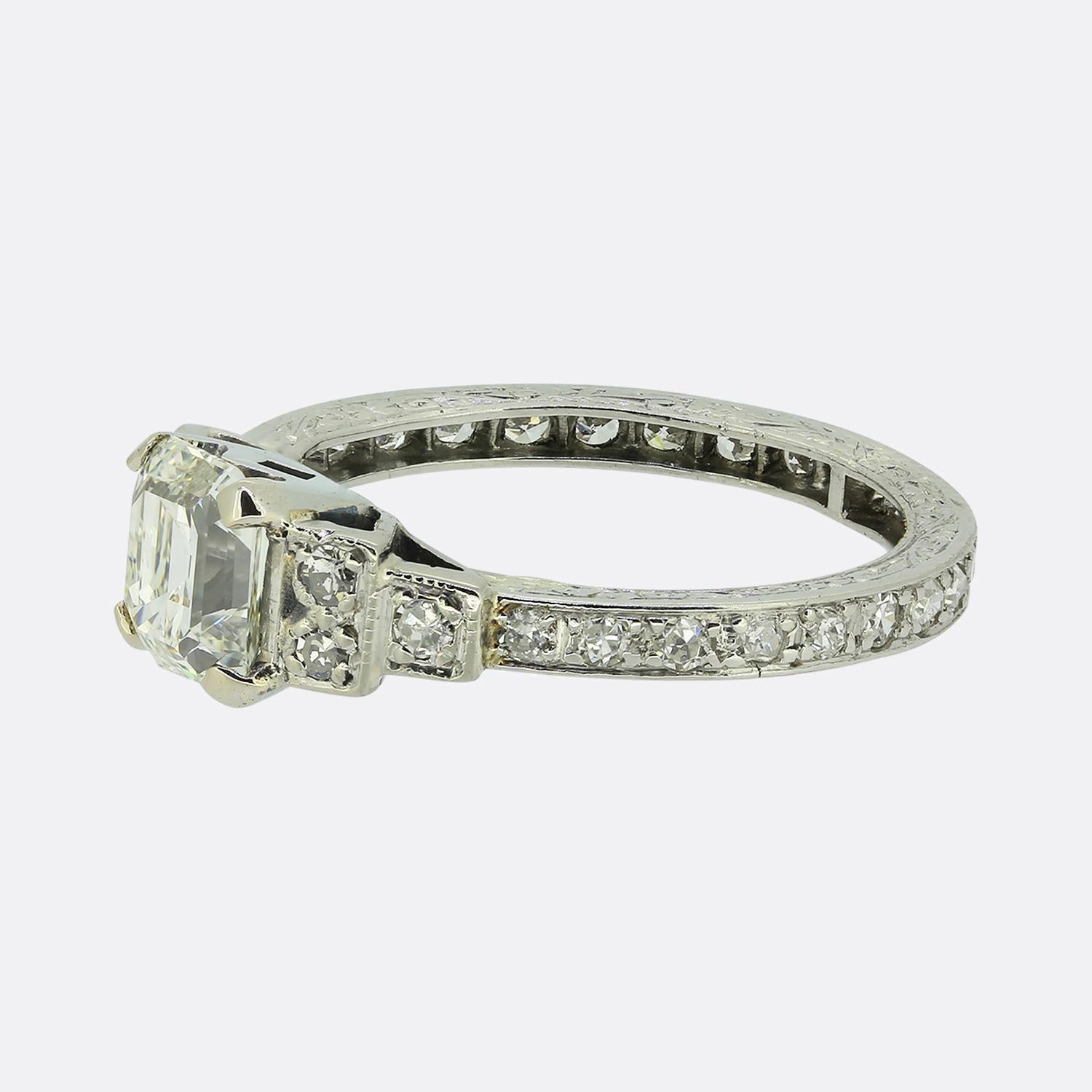 Ecco un bellissimo anello di fidanzamento che rende sapientemente omaggio allo stile Art Deco. Questo gioiello è stato realizzato in platino e presenta un singolo diamante taglio asscher da 0,73 carati al centro del quadrante, inserito in una
