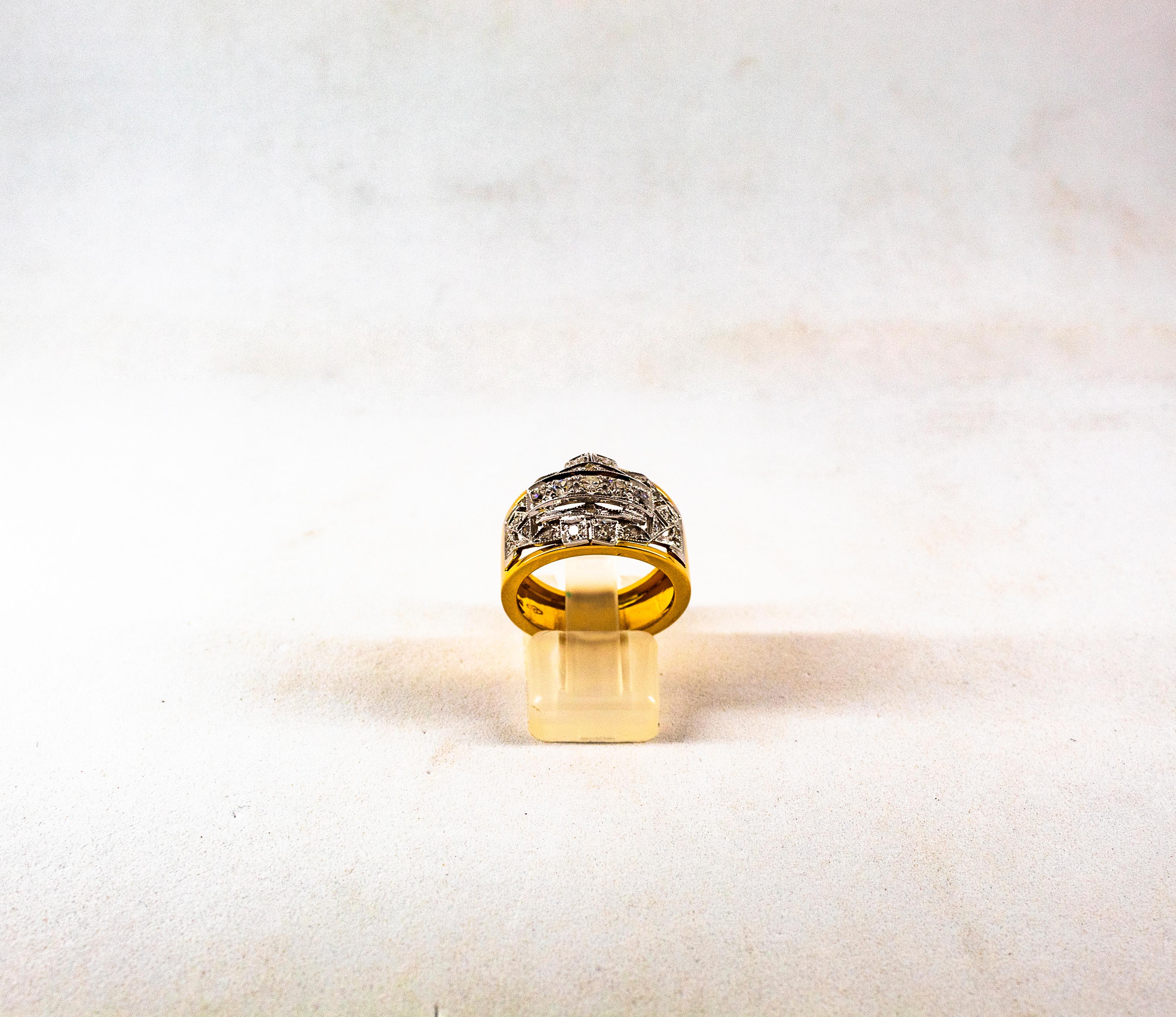 Dieser Ring ist aus 14K Gelb- und Weißgold gefertigt.
Dieser Ring hat 0,75 Karat weiße Diamanten im europäischen Schliff.
Größe ITA: 15 USA: 7 1/4

Da wir eine Werkstatt sind, ist jedes Stück handgefertigt, anpassbar und in der Größe veränderbar.