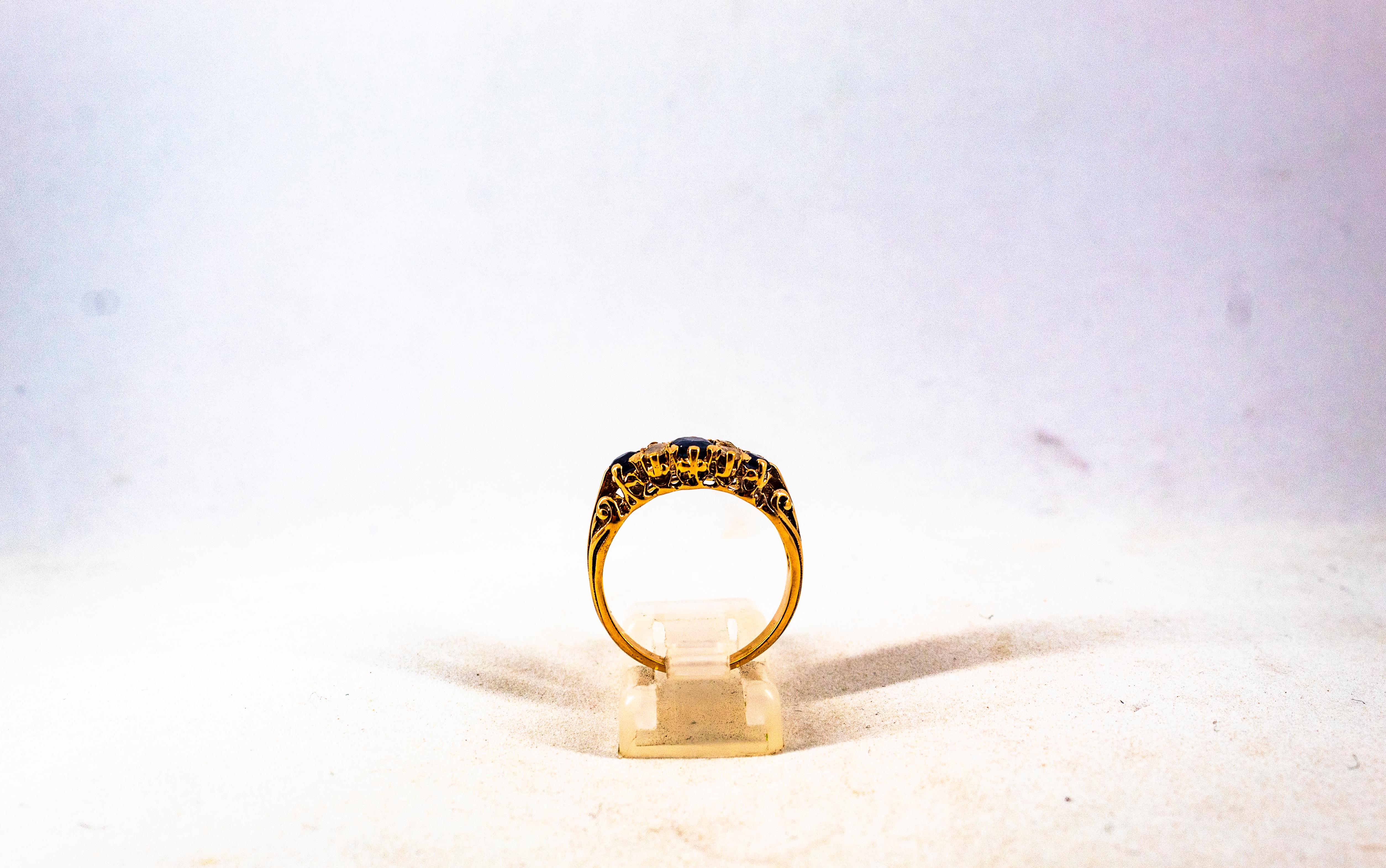 Gelbgoldring im Art-déco-Stil mit 0,75 Karat weißem Diamanten im Rosenschliff und blauem Saphir für Damen oder Herren im Angebot