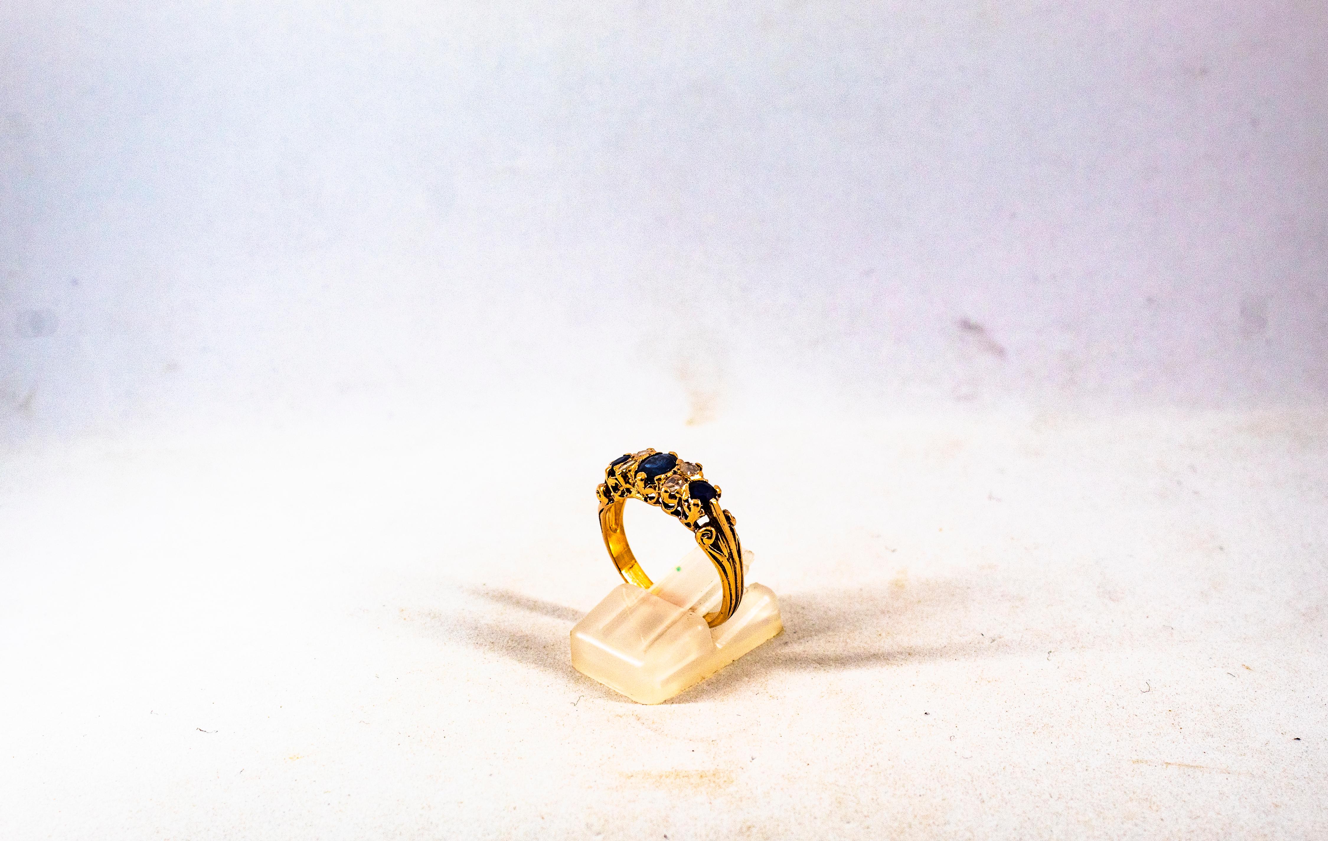 Gelbgoldring im Art-déco-Stil mit 0,75 Karat weißem Diamanten im Rosenschliff und blauem Saphir im Angebot 1