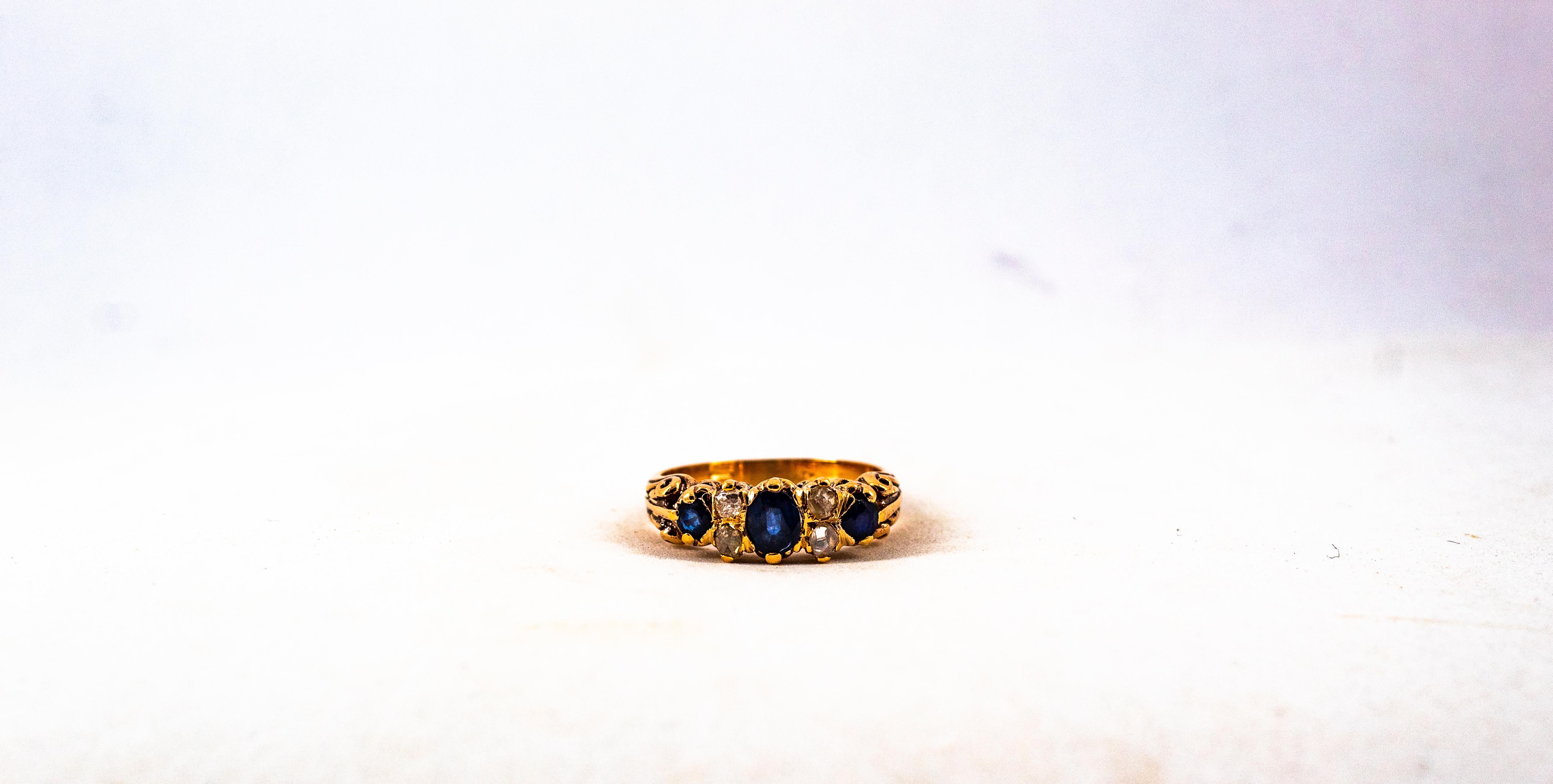 Gelbgoldring im Art-déco-Stil mit 0,75 Karat weißem Diamanten im Rosenschliff und blauem Saphir im Angebot 3