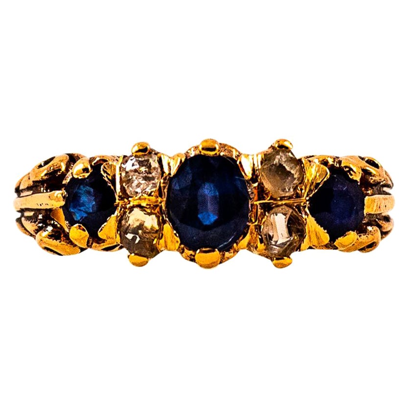 Gelbgoldring im Art-déco-Stil mit 0,75 Karat weißem Diamanten im Rosenschliff und blauem Saphir im Angebot