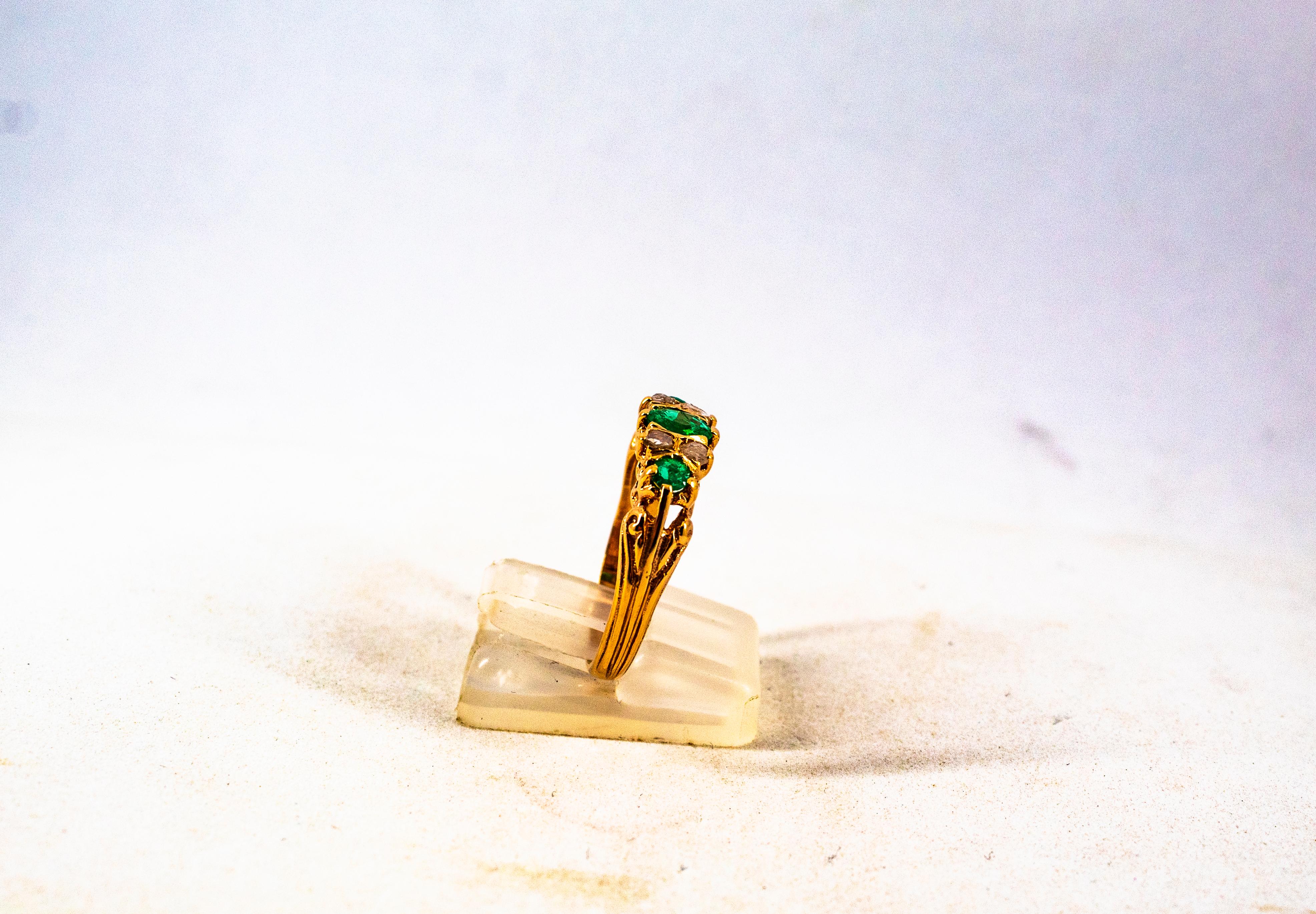 Anneau en or jaune de style Art déco avec diamants blancs taille rose et émeraudes de 0.75 carat en vente 5