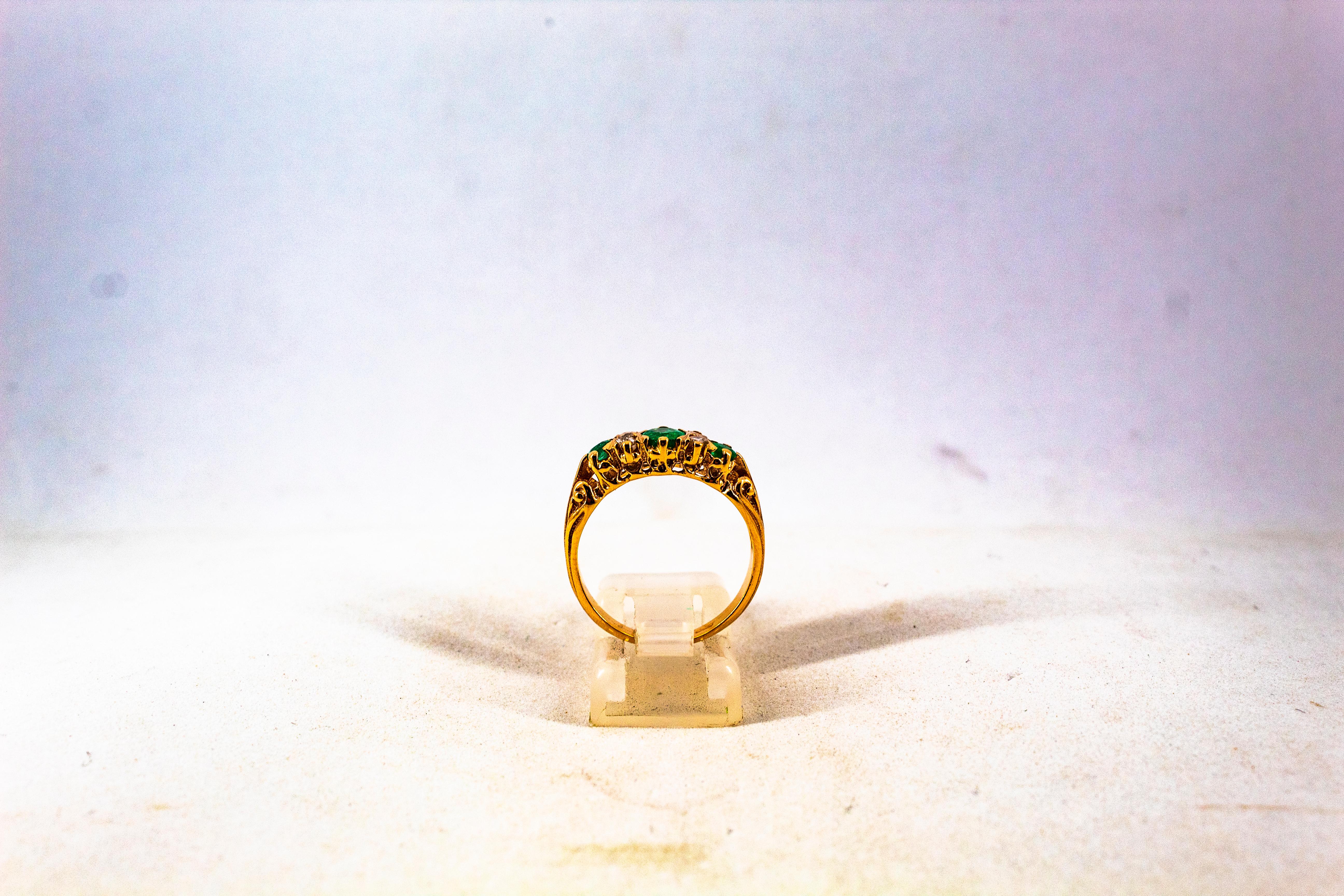 Anneau en or jaune de style Art déco avec diamants blancs taille rose et émeraudes de 0.75 carat en vente 6