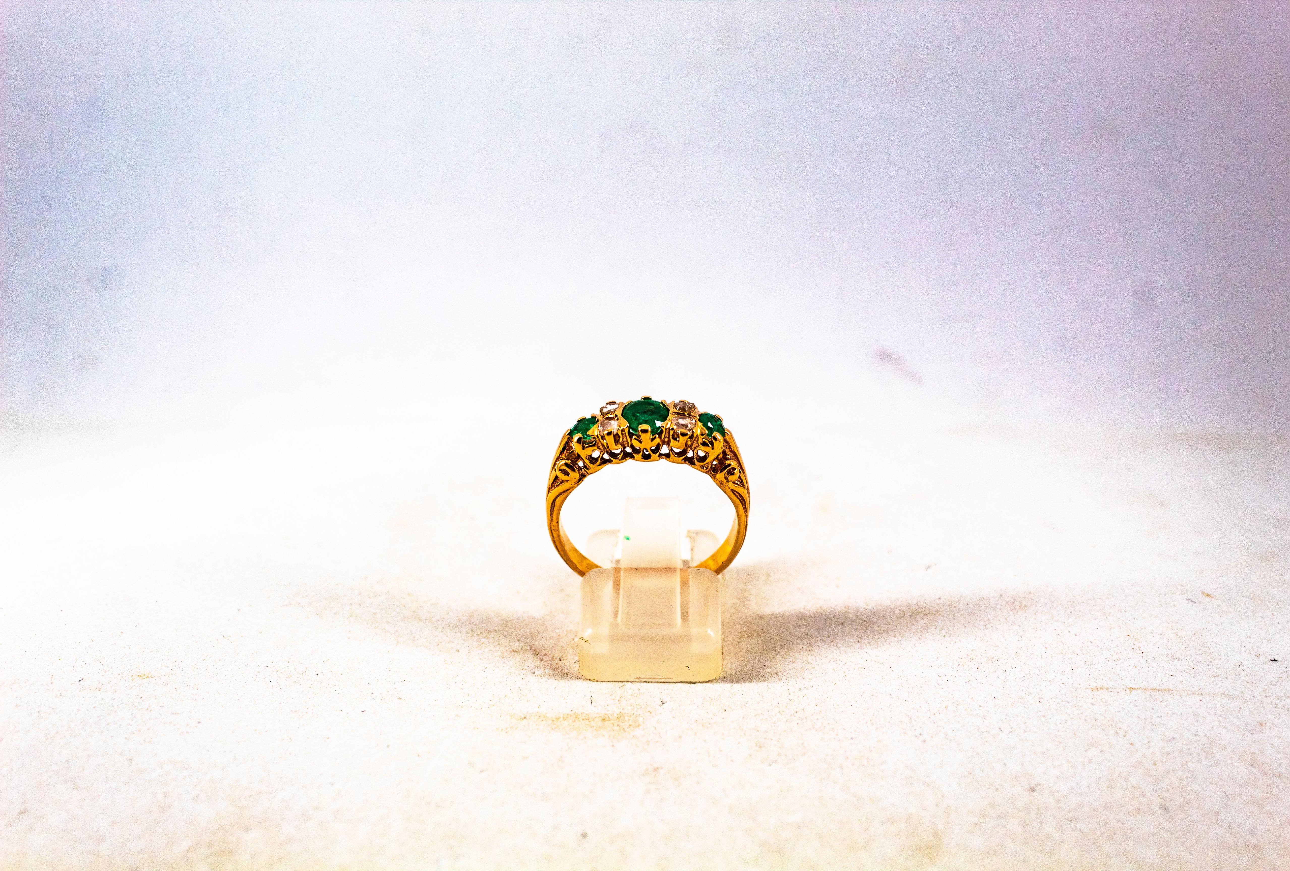 Anneau en or jaune de style Art déco avec diamants blancs taille rose et émeraudes de 0.75 carat en vente 2