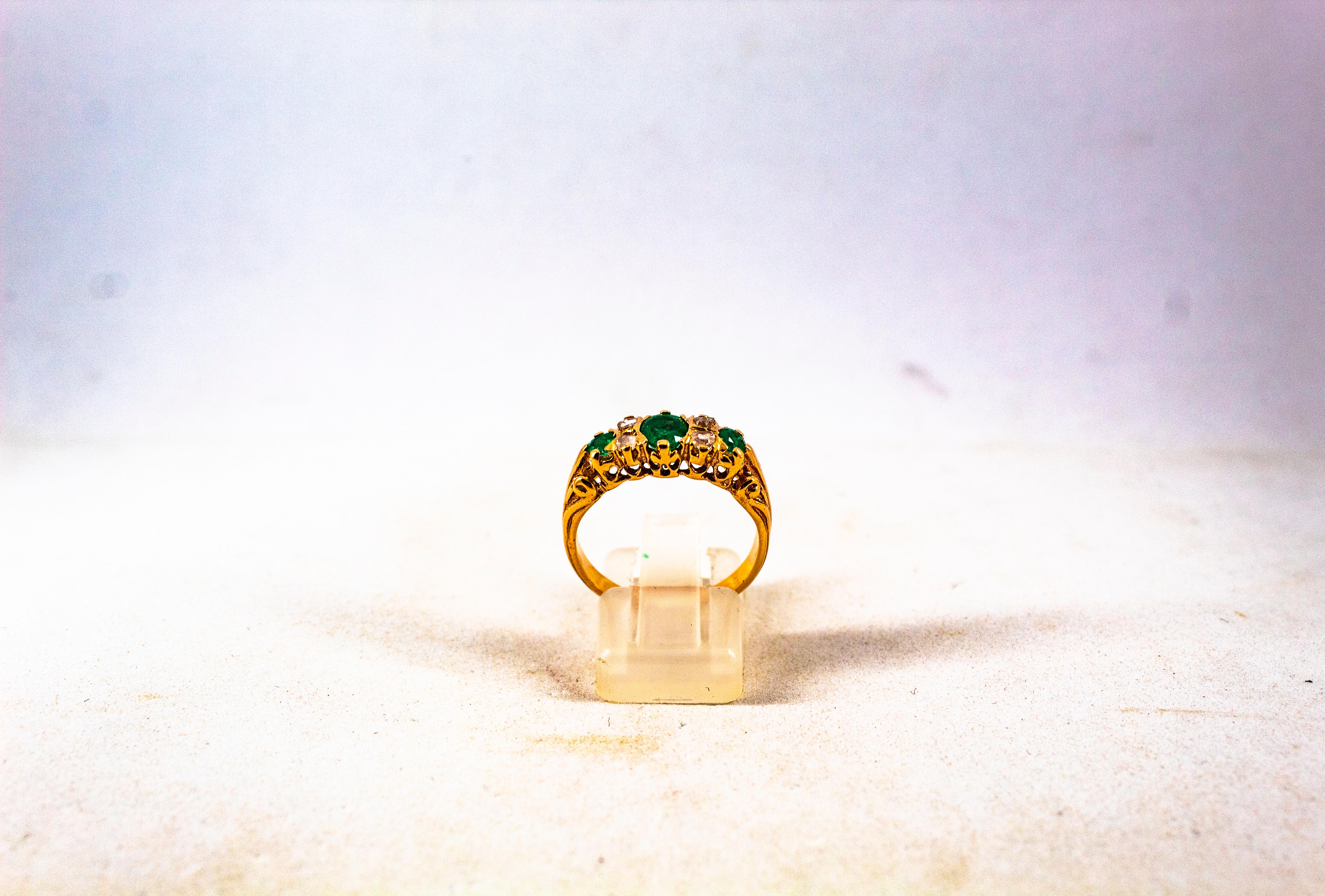 Anneau en or jaune de style Art déco avec diamants blancs taille rose et émeraudes de 0.75 carat en vente 3