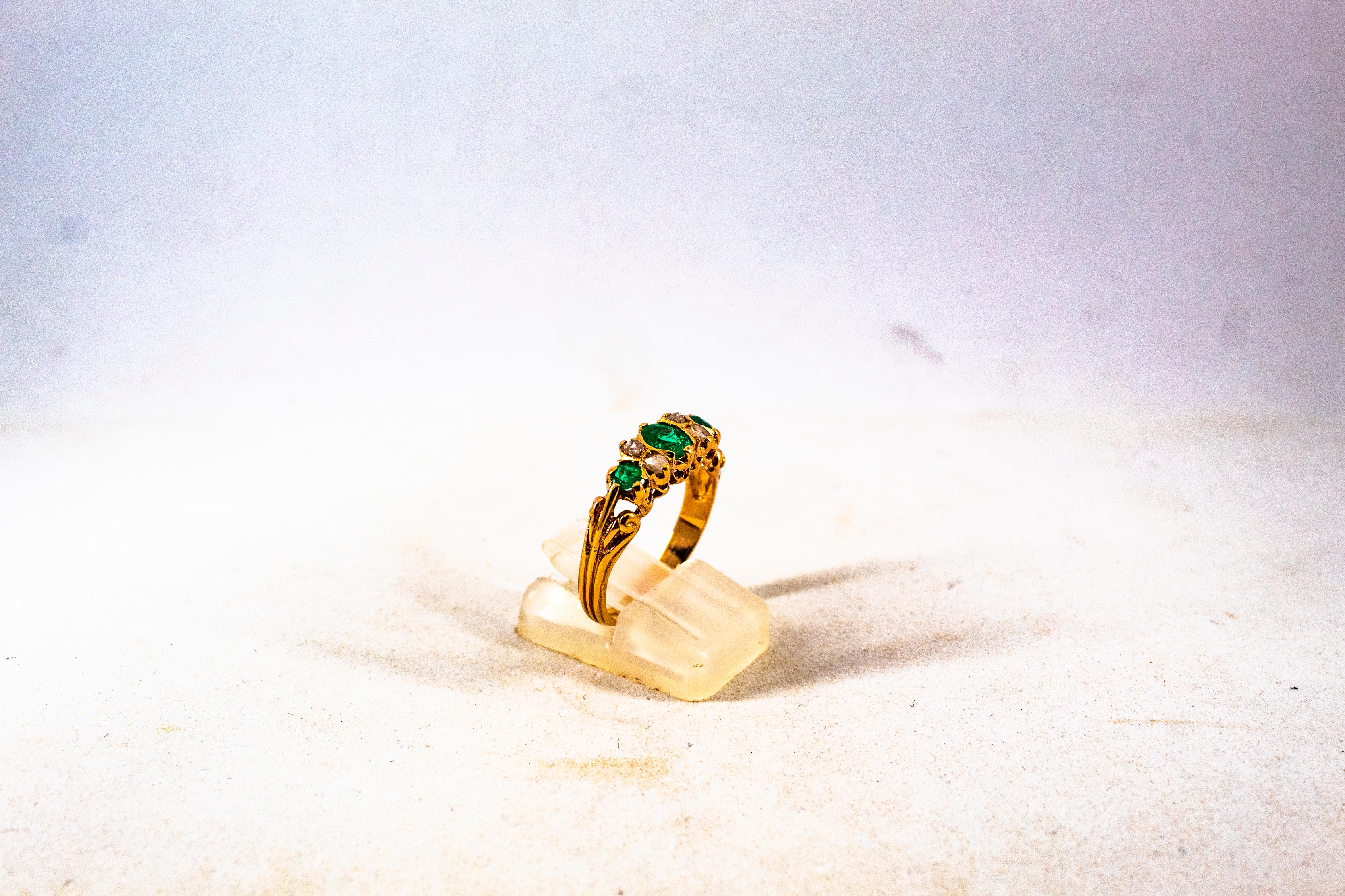 Anneau en or jaune de style Art déco avec diamants blancs taille rose et émeraudes de 0.75 carat en vente 4