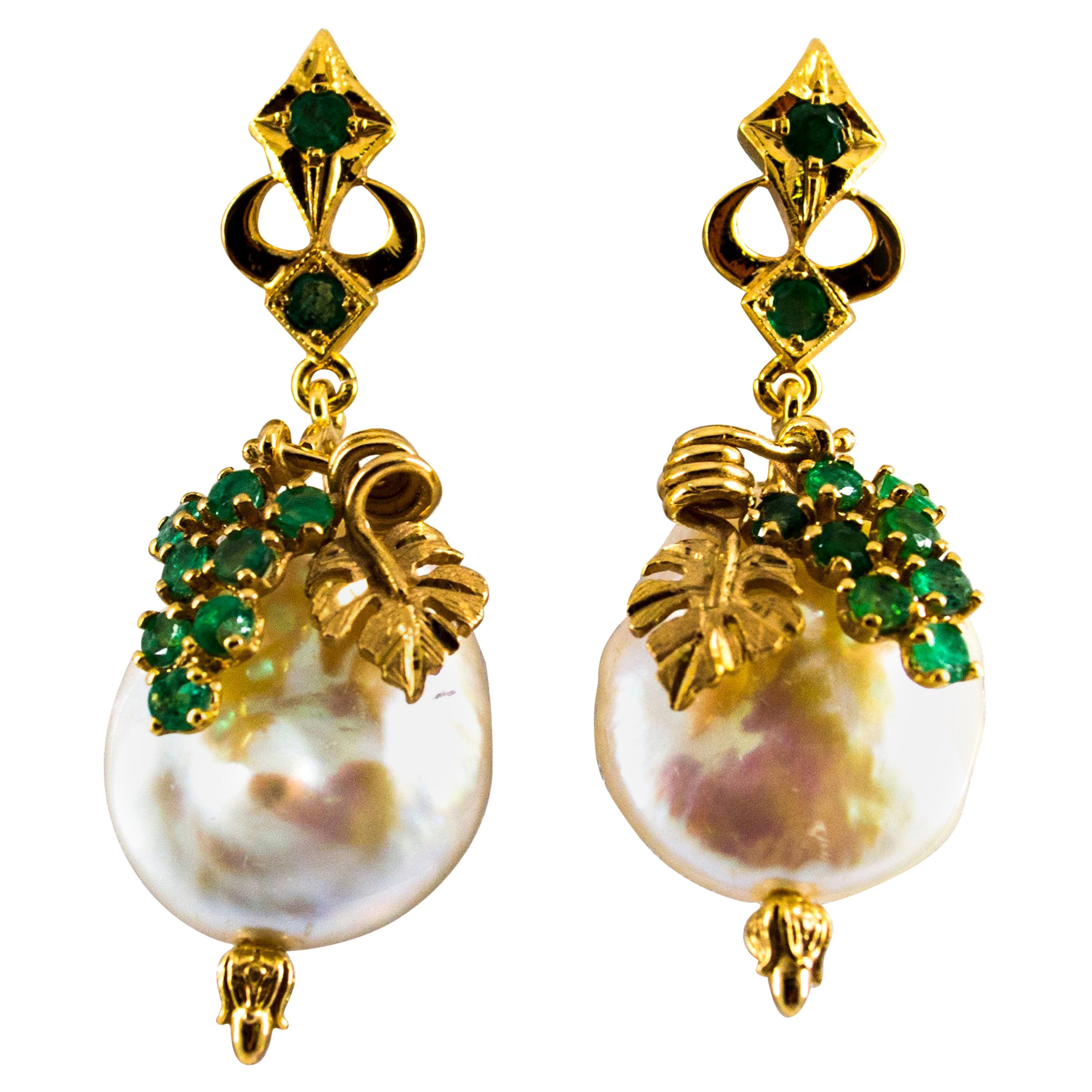 Orecchini a pendente in oro giallo con perla smeraldo da 1,00 carati in stile Art Deco in vendita