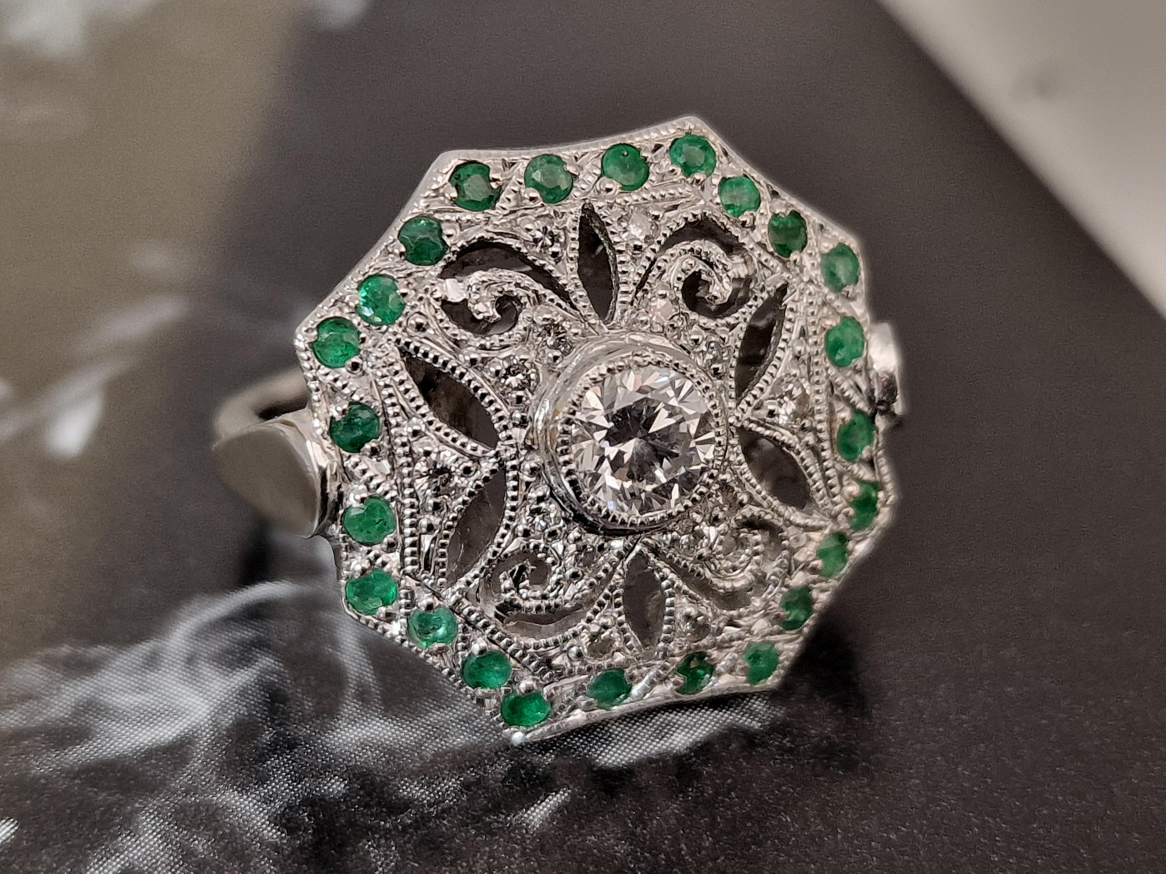 Emerald Cut Art Deco Style 1.00 ct Diamonds and Emerald Platinum Fashion Ring For Sale