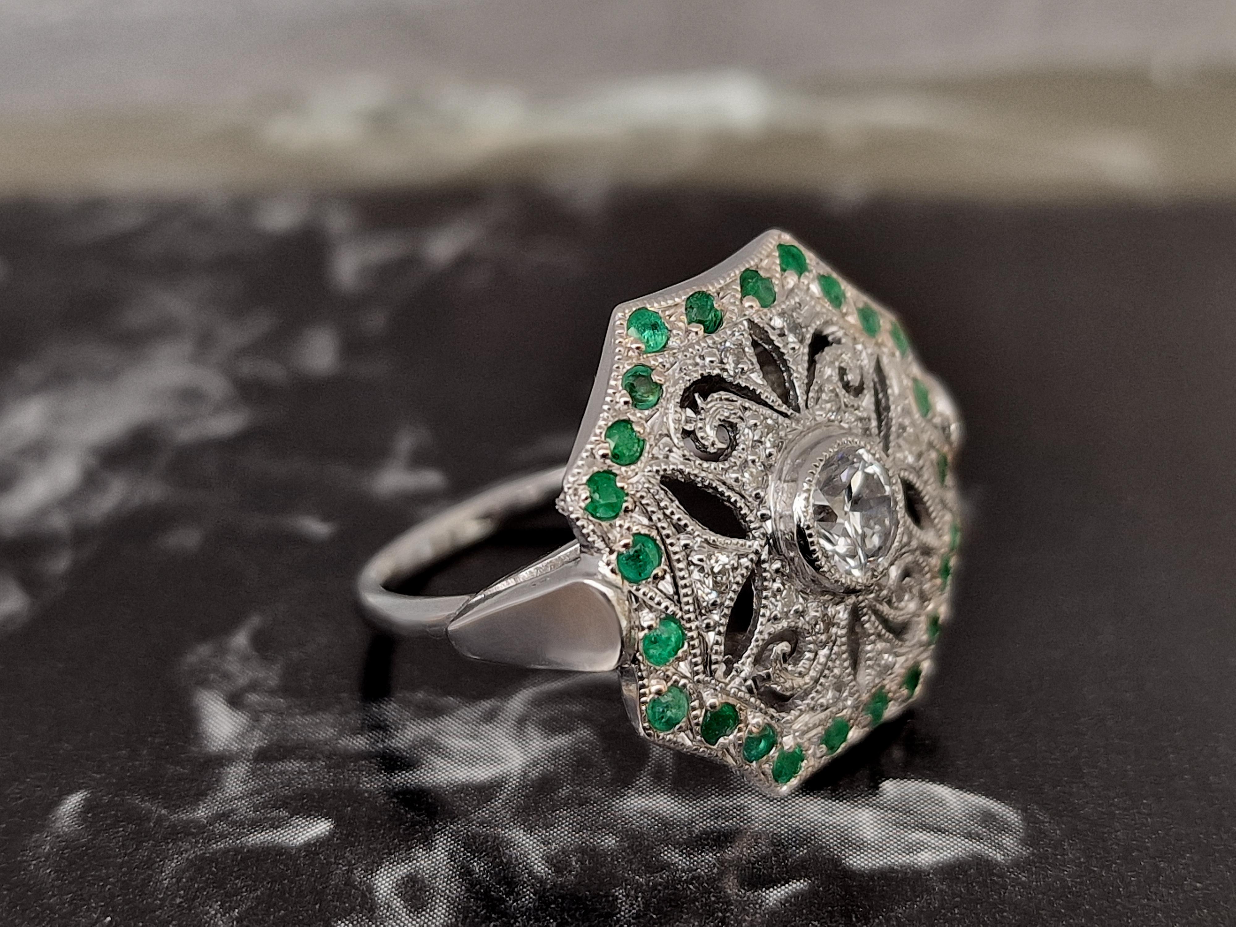 Art Deco Style 1.00 ct Diamonds and Emerald Platinum Fashion Ring In Good Condition For Sale In MADRID, ES