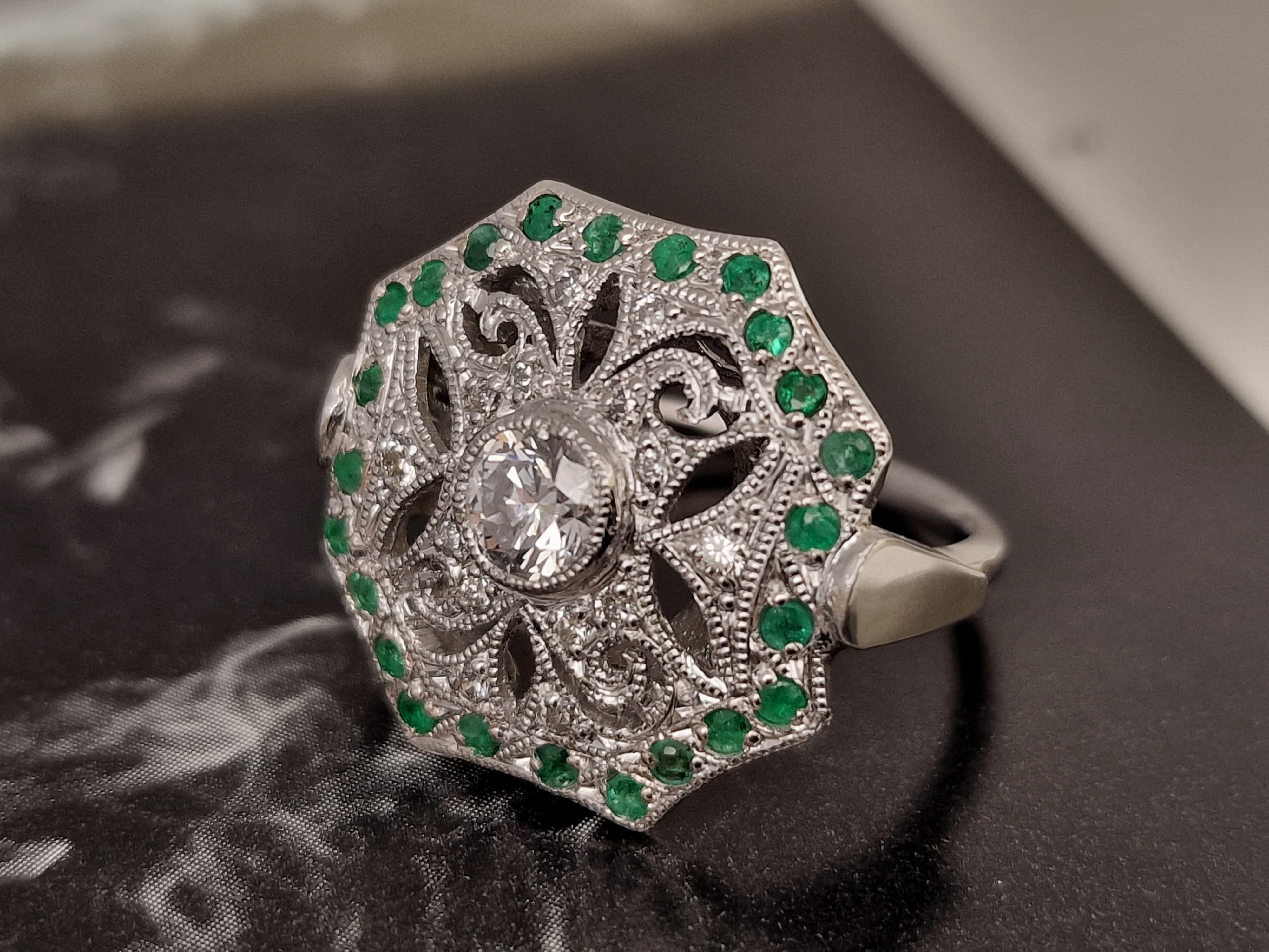 Women's Art Deco Style 1.00 ct Diamonds and Emerald Platinum Fashion Ring For Sale