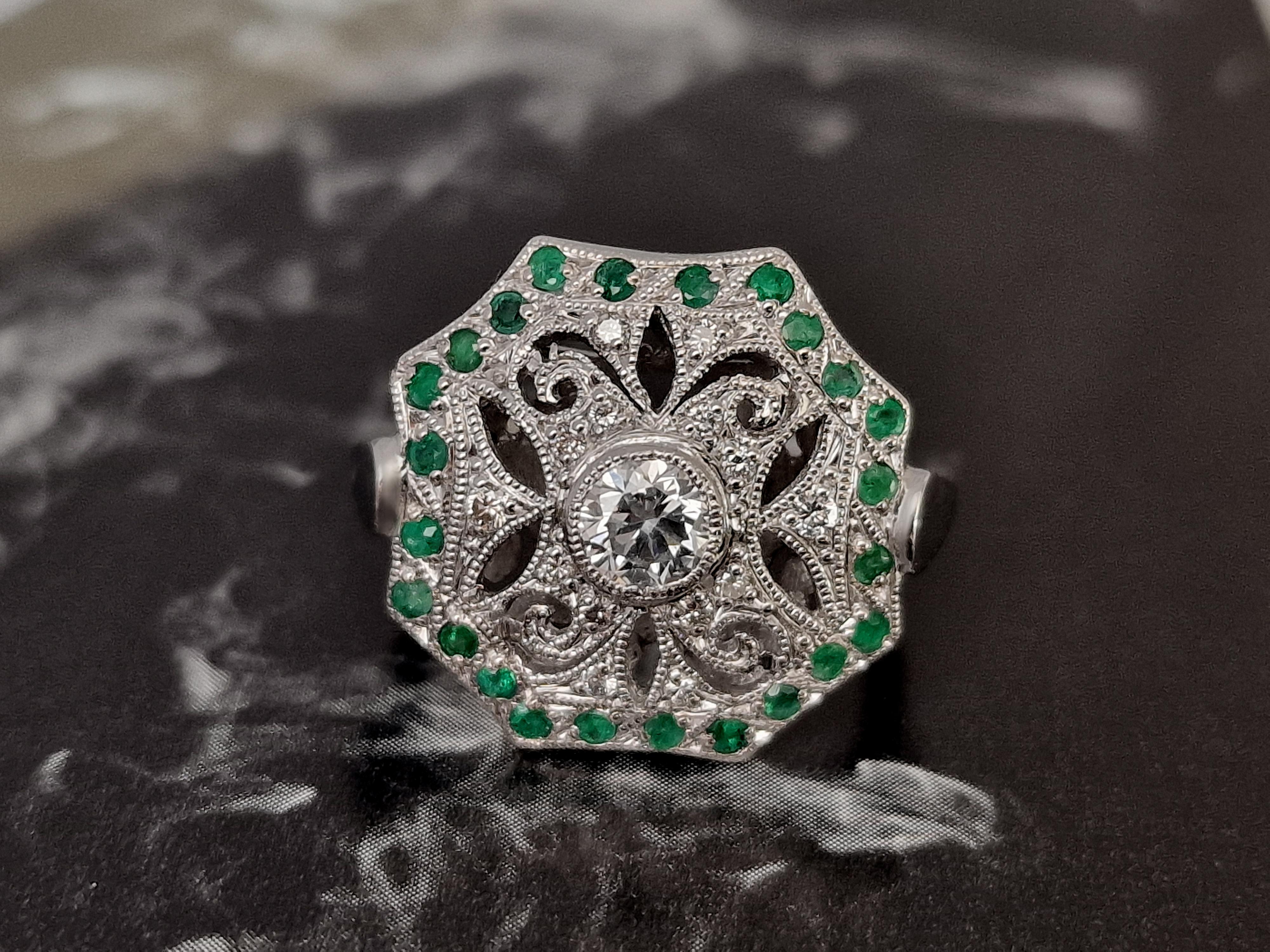 Art Deco Style 1.00 ct Diamonds and Emerald Platinum Fashion Ring For Sale 1