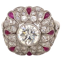 Filigraner Platinring im Art-déco-Stil mit 1,02 Diamanten in der Mitte und Rubinen