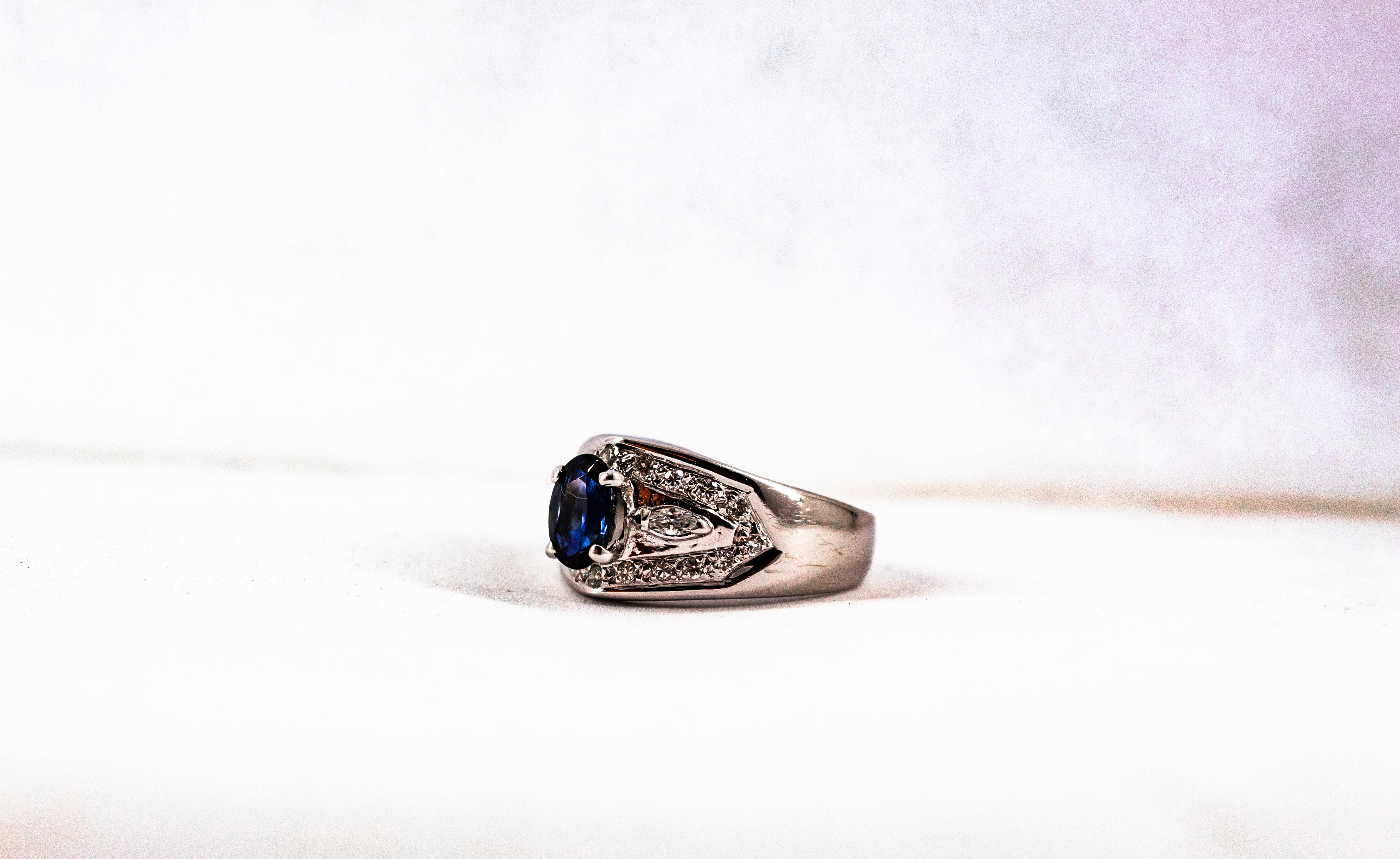 Bague en or blanc Art déco moderne avec diamant taille ronde de 1,05 carat et saphir bleu en vente 7