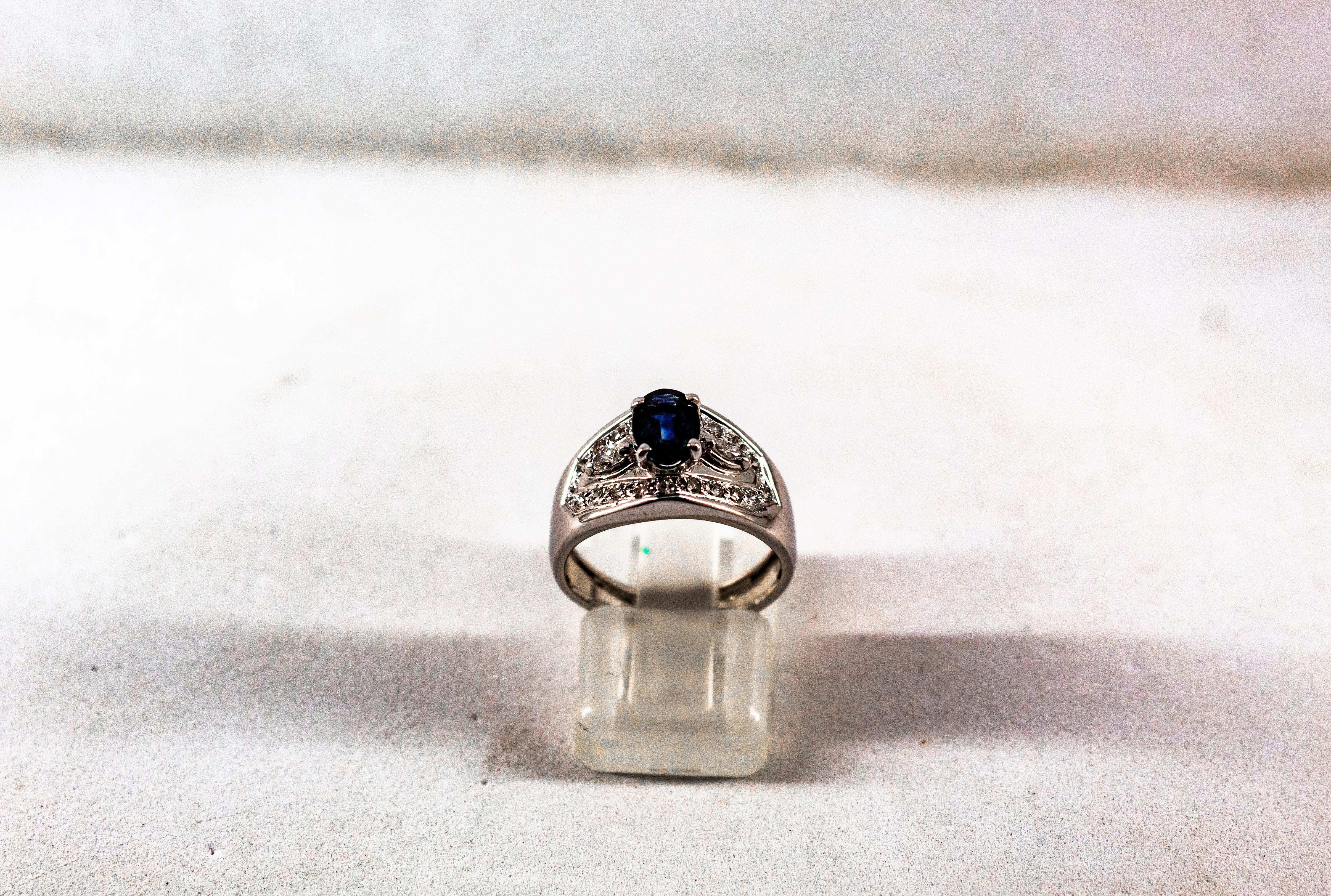 Cette bague est fabriquée en or blanc 18 carats.
Cette bague comporte 0,25 carats de diamants blancs modernes de taille ronde.
Cette bague comporte un saphir bleu de taille ovale de 0,80 carats.
Cette bague est inspirée de l'Art déco.

Taille ITA :