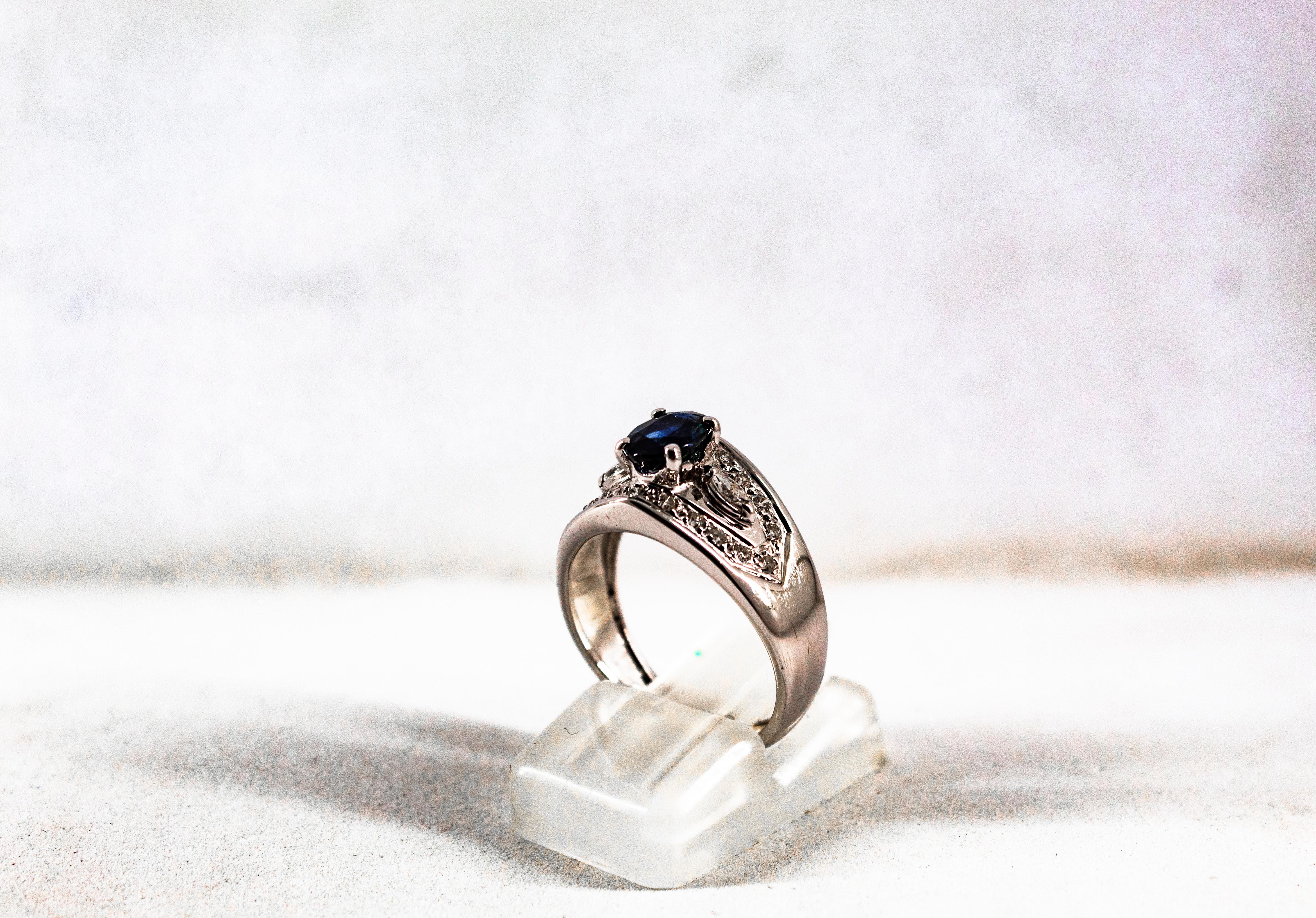 Art Deco Style 1.05 Carat Modern Round Cut Diamond Blue Sapphire White Gold Ring In New Condition For Sale In Naples, IT