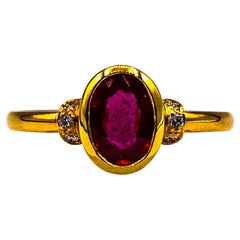 Anello da cocktail in oro giallo con diamante bianco taglio ovale e rubino da 1.06 carati in stile Art Deco