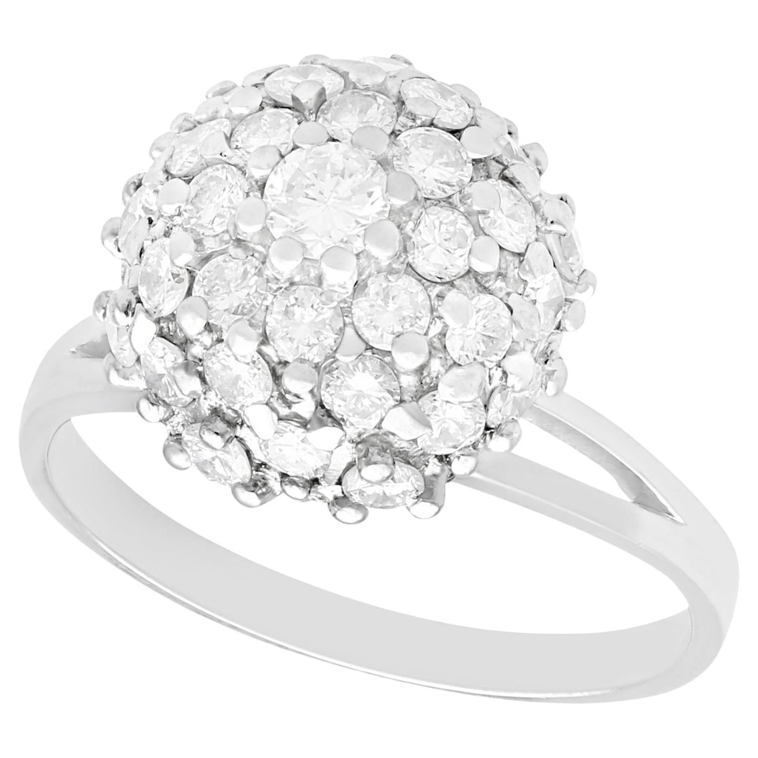 Bague grappe de style Art déco en or blanc et diamants de 1,07 carat en vente