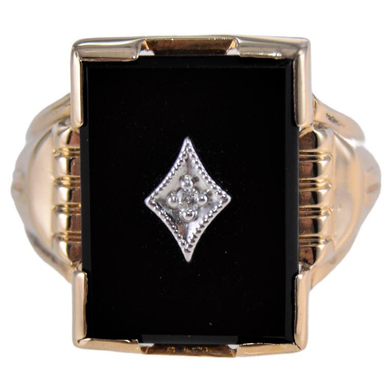 Style Art Déco 10Kt. Bague de chevalière en or massif avec onyx noir et diamant Taille 10 Excellent état - En vente à Long Beach, CA