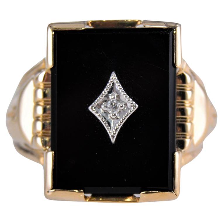 Style Art Déco 10Kt. Bague de chevalière en or massif avec onyx noir et diamant Taille 10 en vente