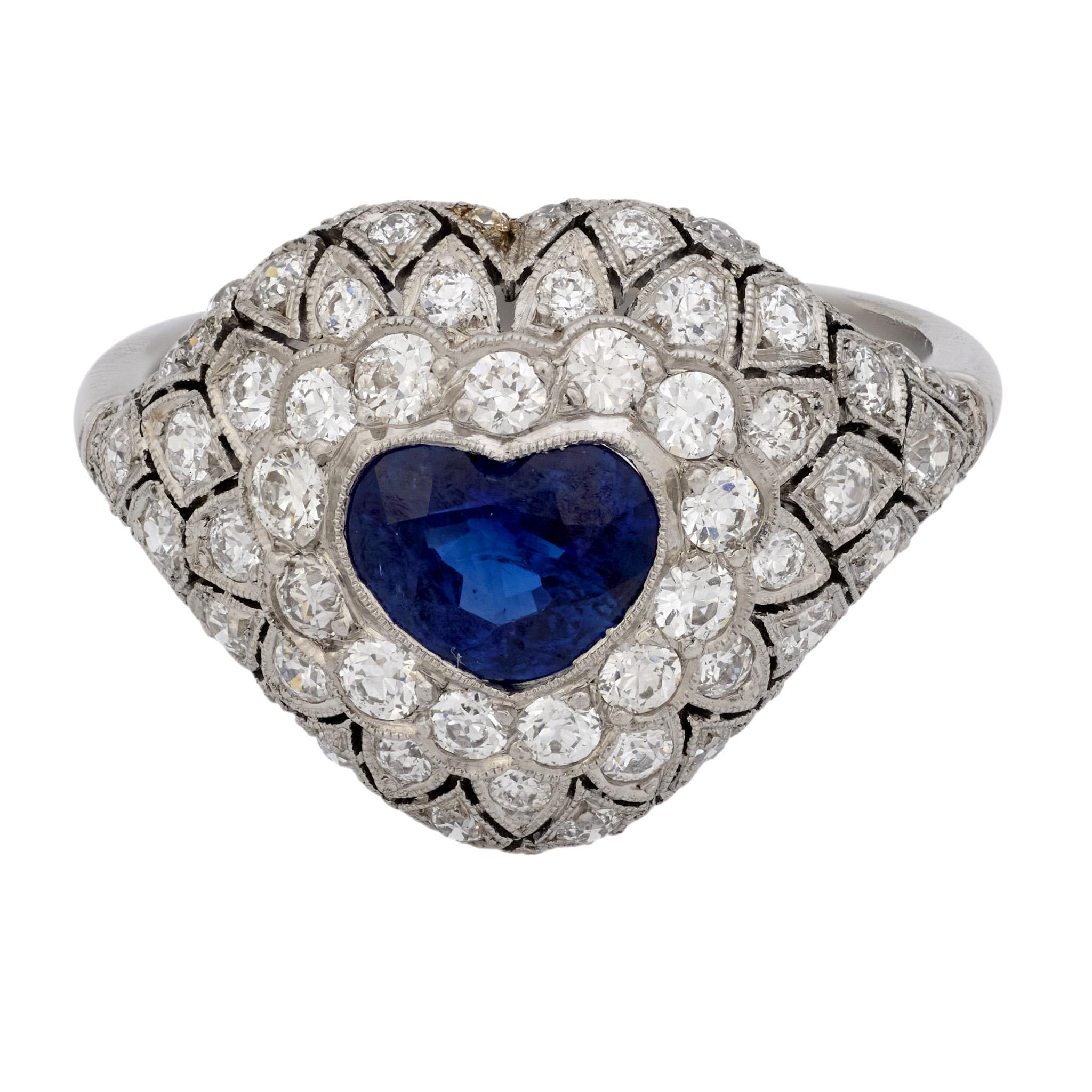 Cette bague contemporaine reprend l'élégance du Design/One avec, en son centre, un saphir en forme de cœur de 1,14 carat qui rayonne d'une couleur riche et d'un charme indéniable. Le saphir est entouré de soixante-sept diamants de taille européenne