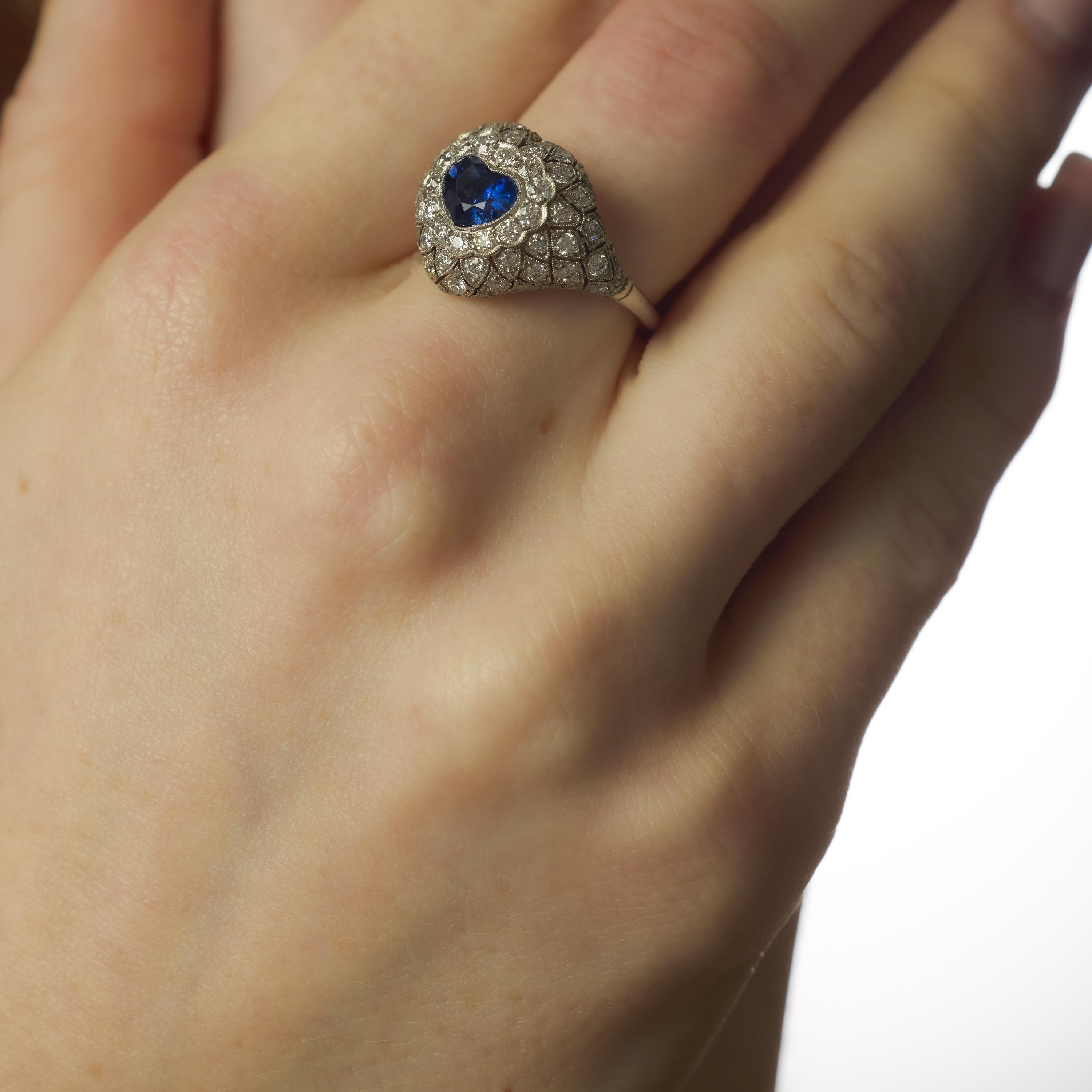 Art déco Bague bombe en platine de style Art Déco 1,14 carat saphir cœur diamant en vente