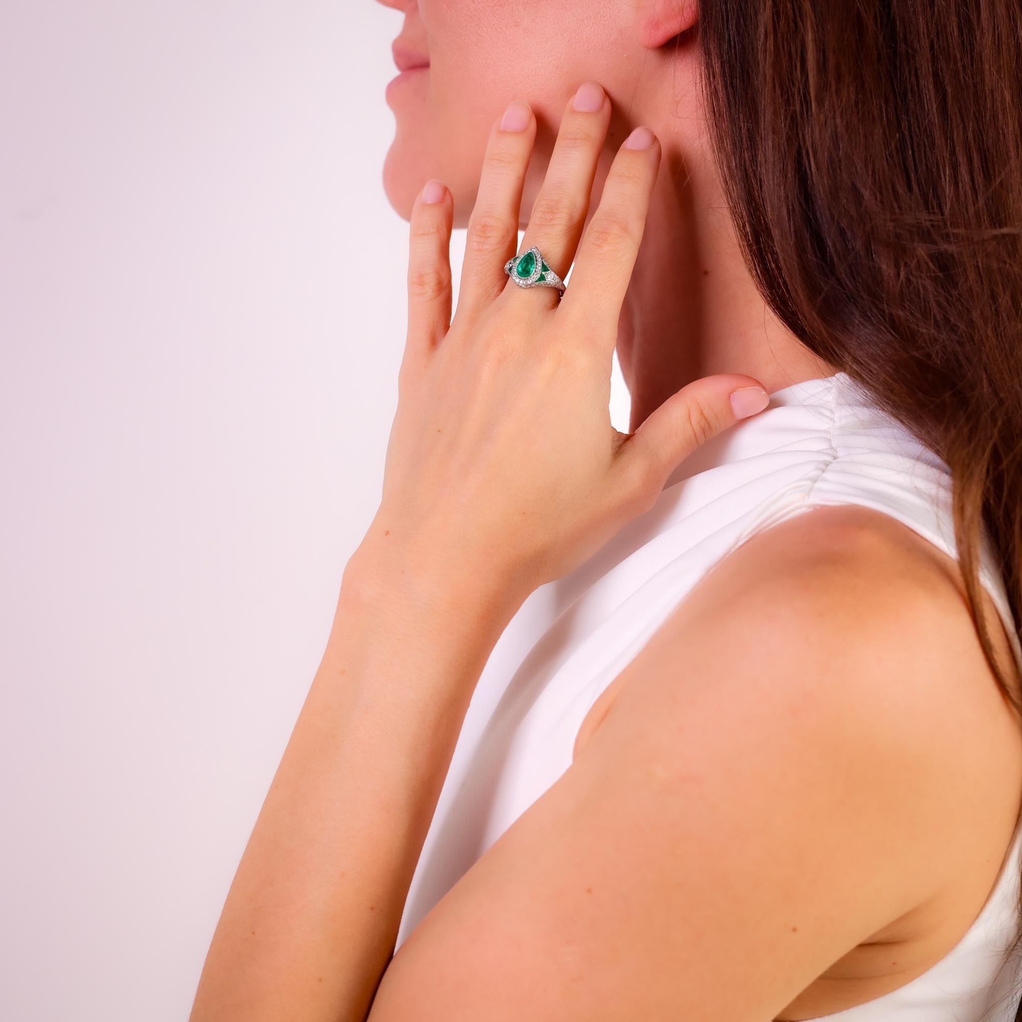 Art Deco style 1.15 carat emerald diamond platinum cocktail ring In Excellent Condition For Sale In Beverly Hills, CA