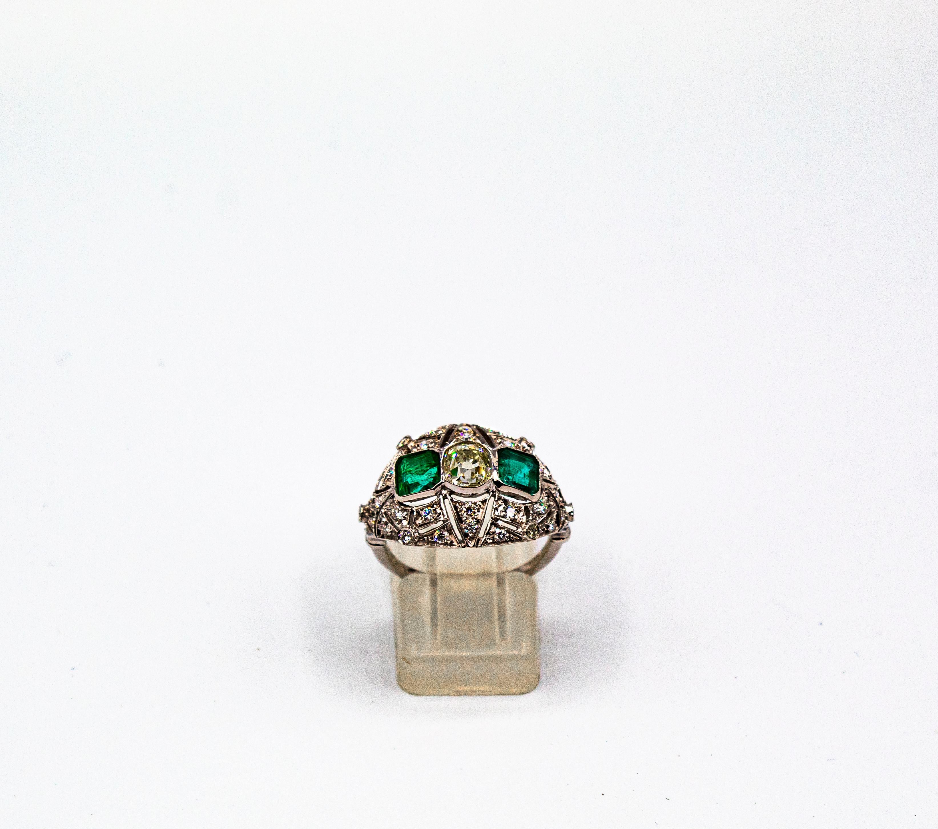 Dieser Ring ist aus 18K Weißgold gefertigt.
Dieser Ring hat einen 0,70 Karat weißen Diamanten im alten europäischen Schliff.
Dieser Ring hat 0,45 Karat Diamanten im weißen Brillantschliff.
Dieser Ring hat 1,27 Karat Smaragdschliff Smaragde.
Dieser