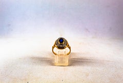 Anello da cocktail in oro giallo con diamante bianco e zaffiro blu da 1.15 carati in stile Art Deco