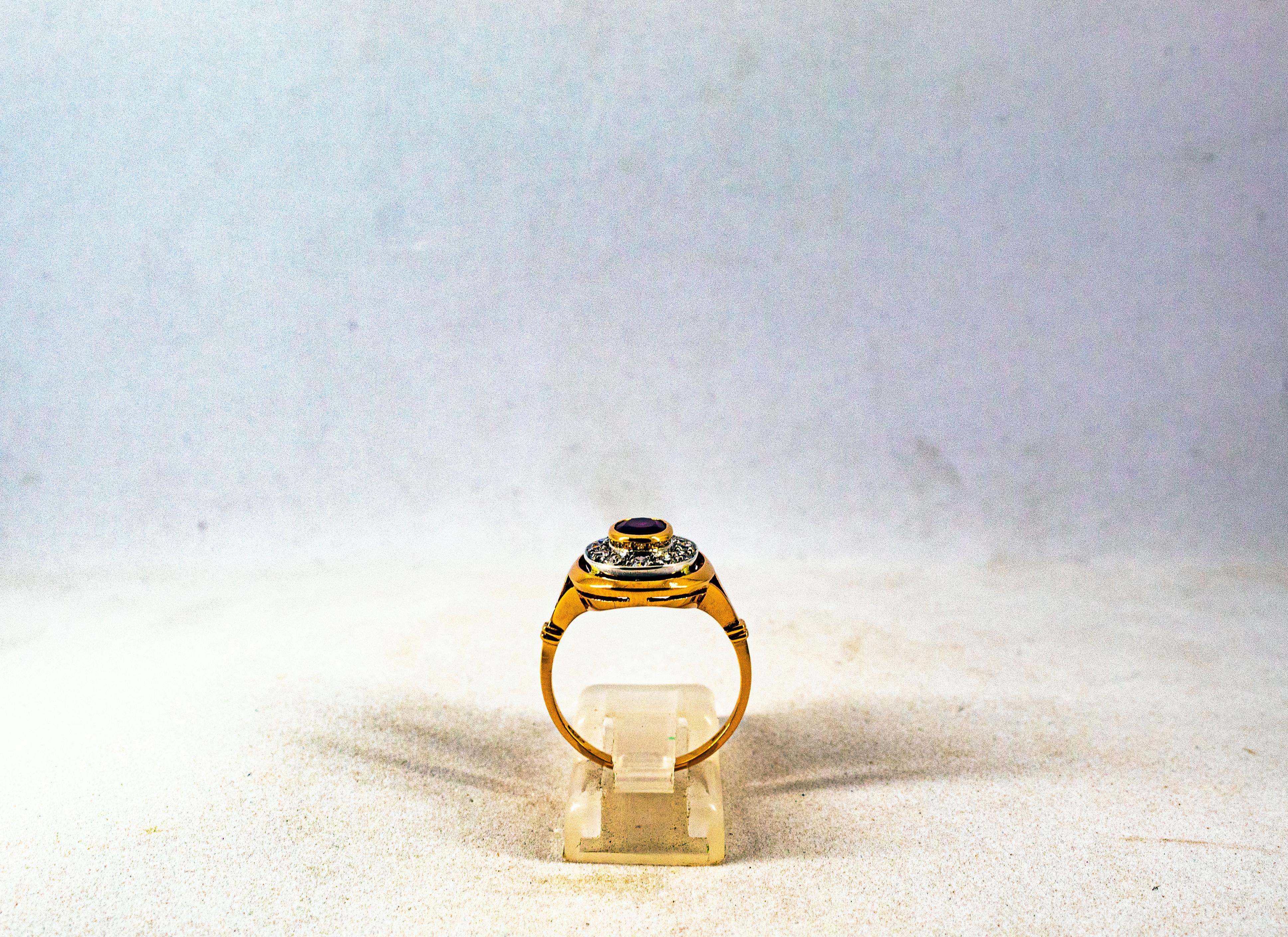 Femenino o masculino Anillo de cóctel de oro amarillo con diamante blanco talla oval de 1.15 quilates y rubí estilo art déco en venta