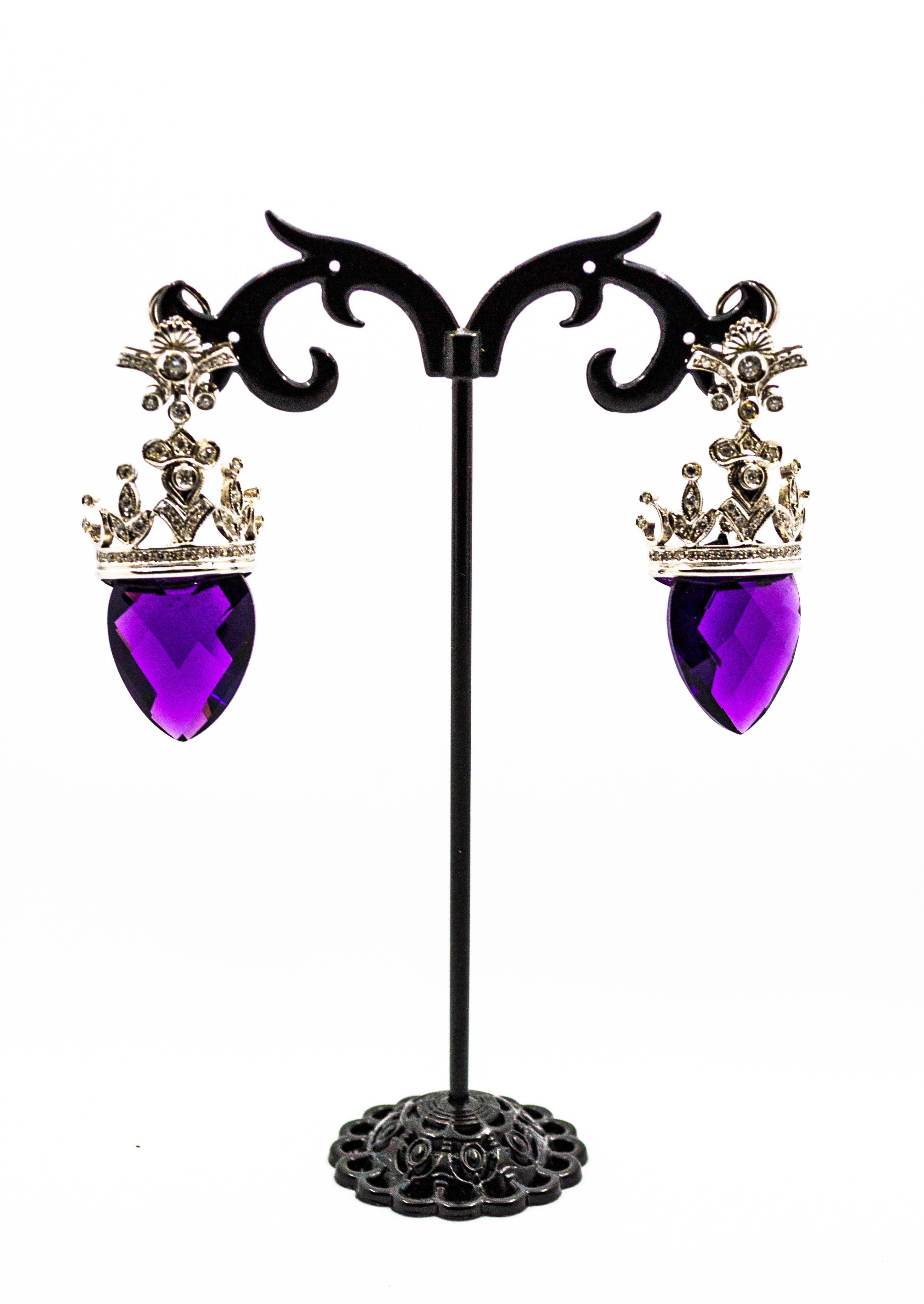 Pour tout problème lié à certains matériaux contenus dans les articles qui ne permettent pas l'expédition, veuillez contacter le vendeur avec un message privé pour résoudre le problème.
Nous pouvons expédier chaque pièce de notre catalogue 1stdibs