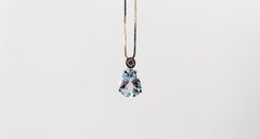 Collana in oro bianco con diamante bianco da 1,23 carati e taglio a pera con acquamarina in stile Art Deco
