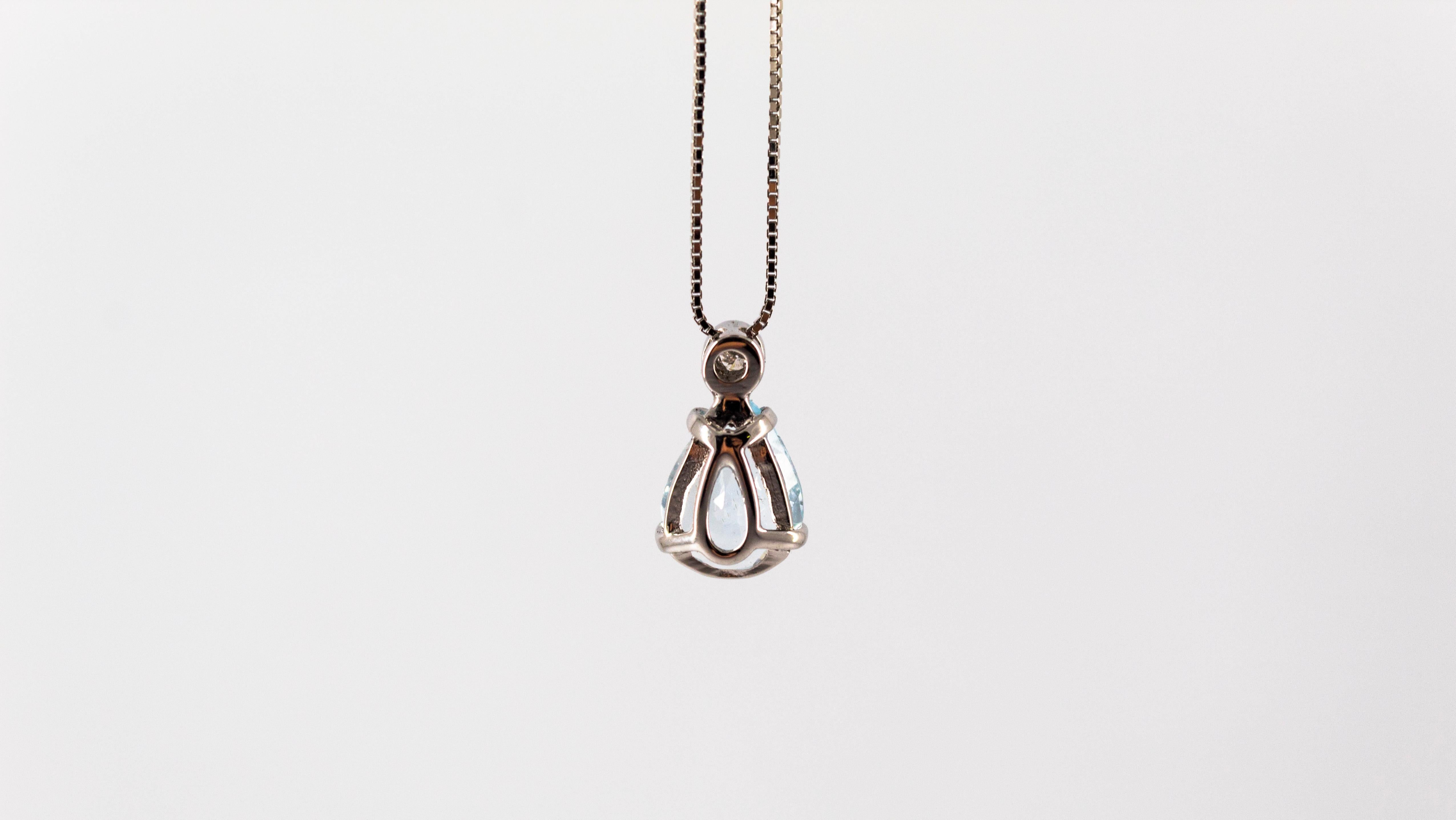Collana in oro bianco con diamante bianco da 1,23 carati e taglio a pera con acquamarina in stile Art Deco In condizioni Nuovo in vendita a Naples, IT